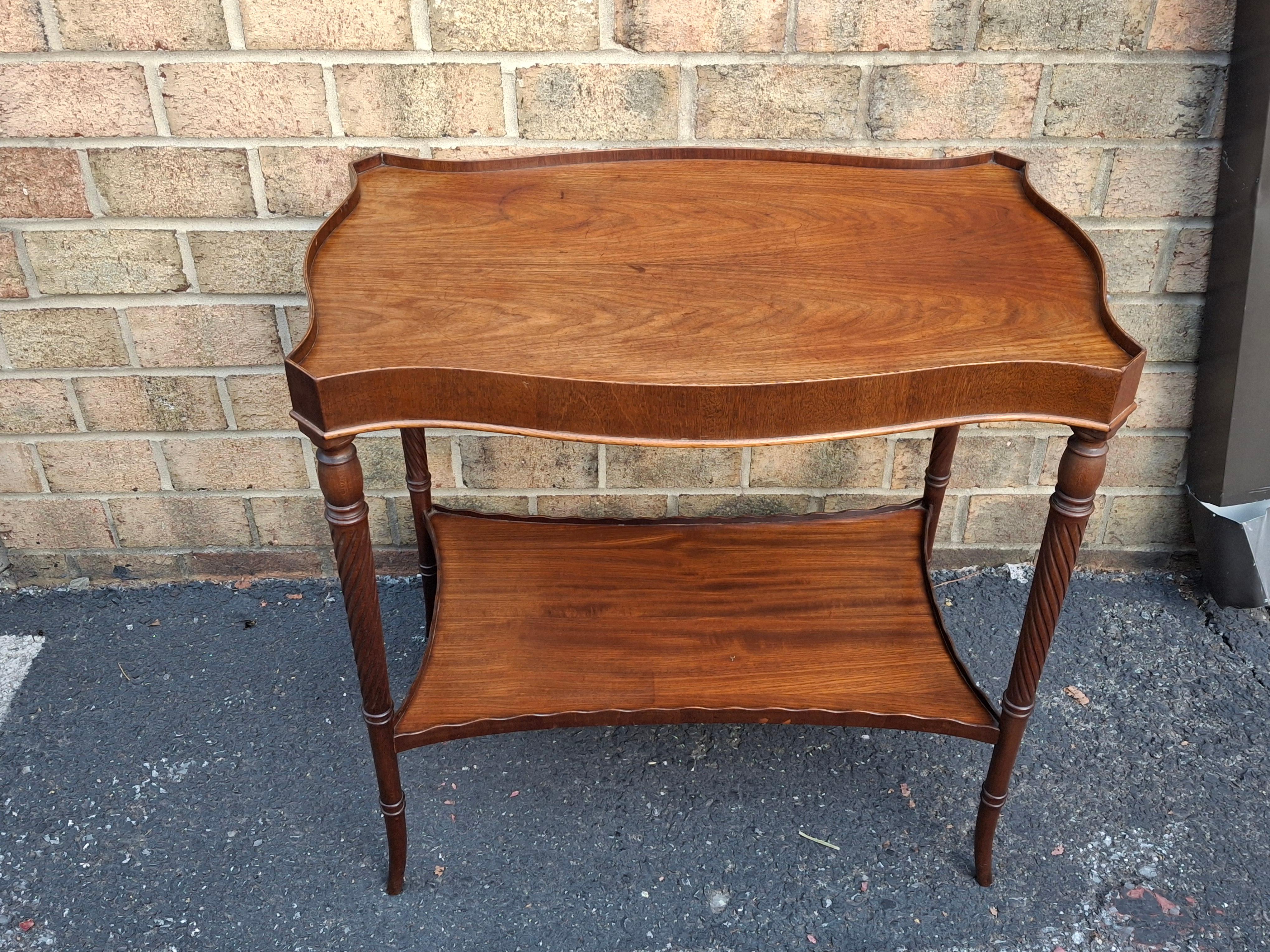 Mid 20th Century Georgian Style Mahogany Two Tier Galleried Side Table (a) Gallery en vente 5