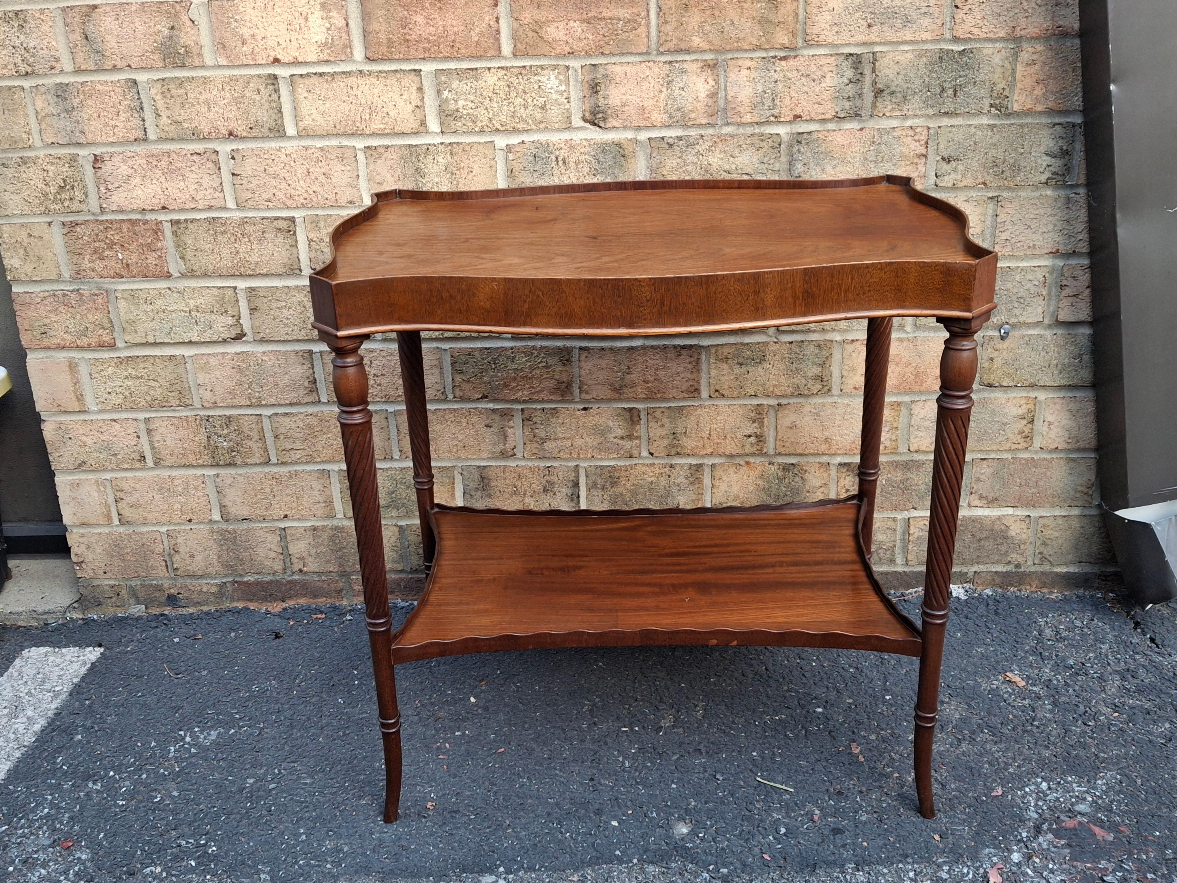 Mid 20th Century Georgian Style Mahogany Two Tier Galleried Side Table (a) Gallery en vente 6