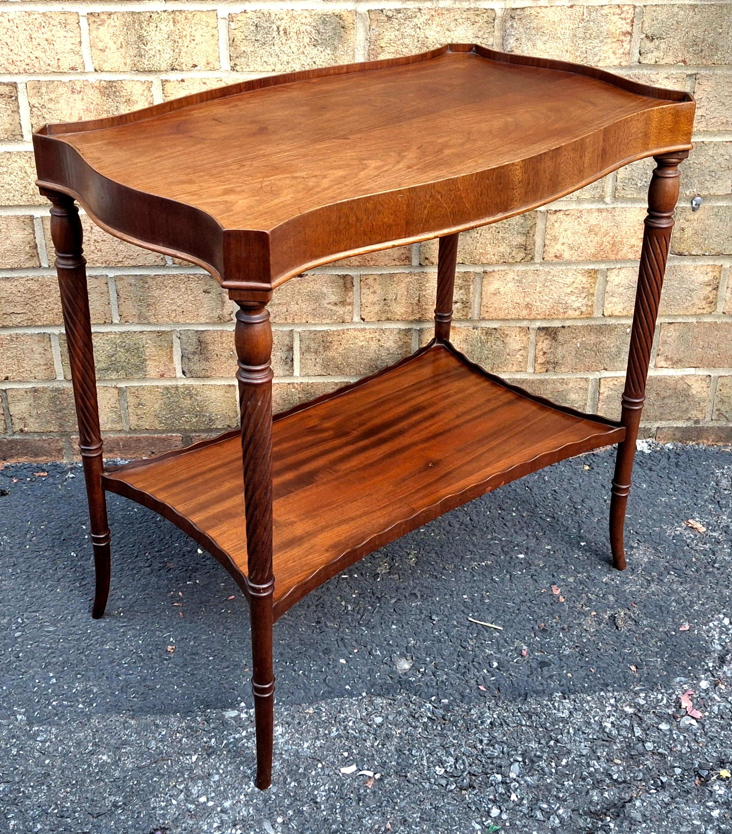 Mid 20th Century Georgian Style Mahogany Two Tier Galleried Side Table (a) Gallery en vente 8