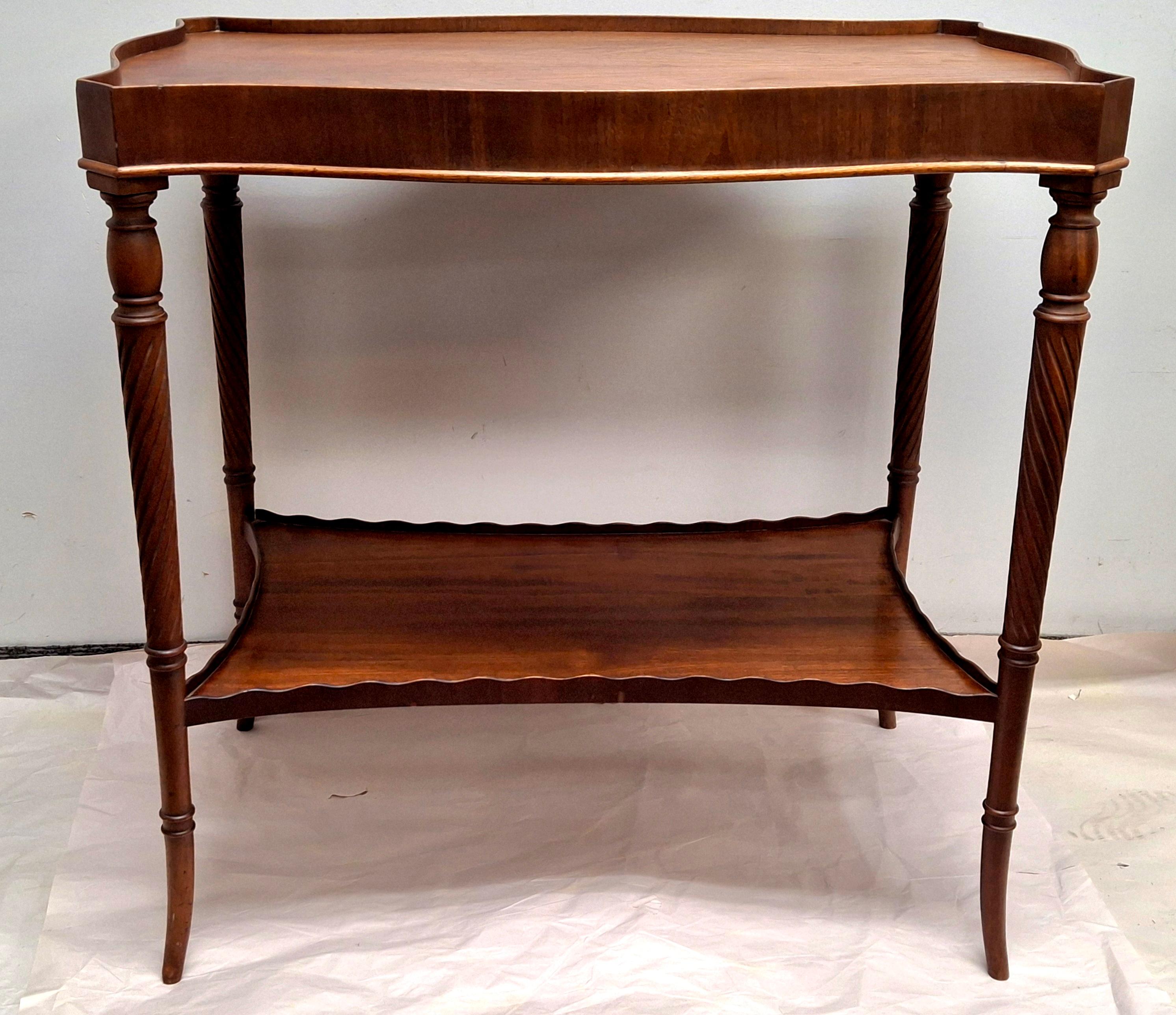 Georgien Mid 20th Century Georgian Style Mahogany Two Tier Galleried Side Table (a) Gallery en vente