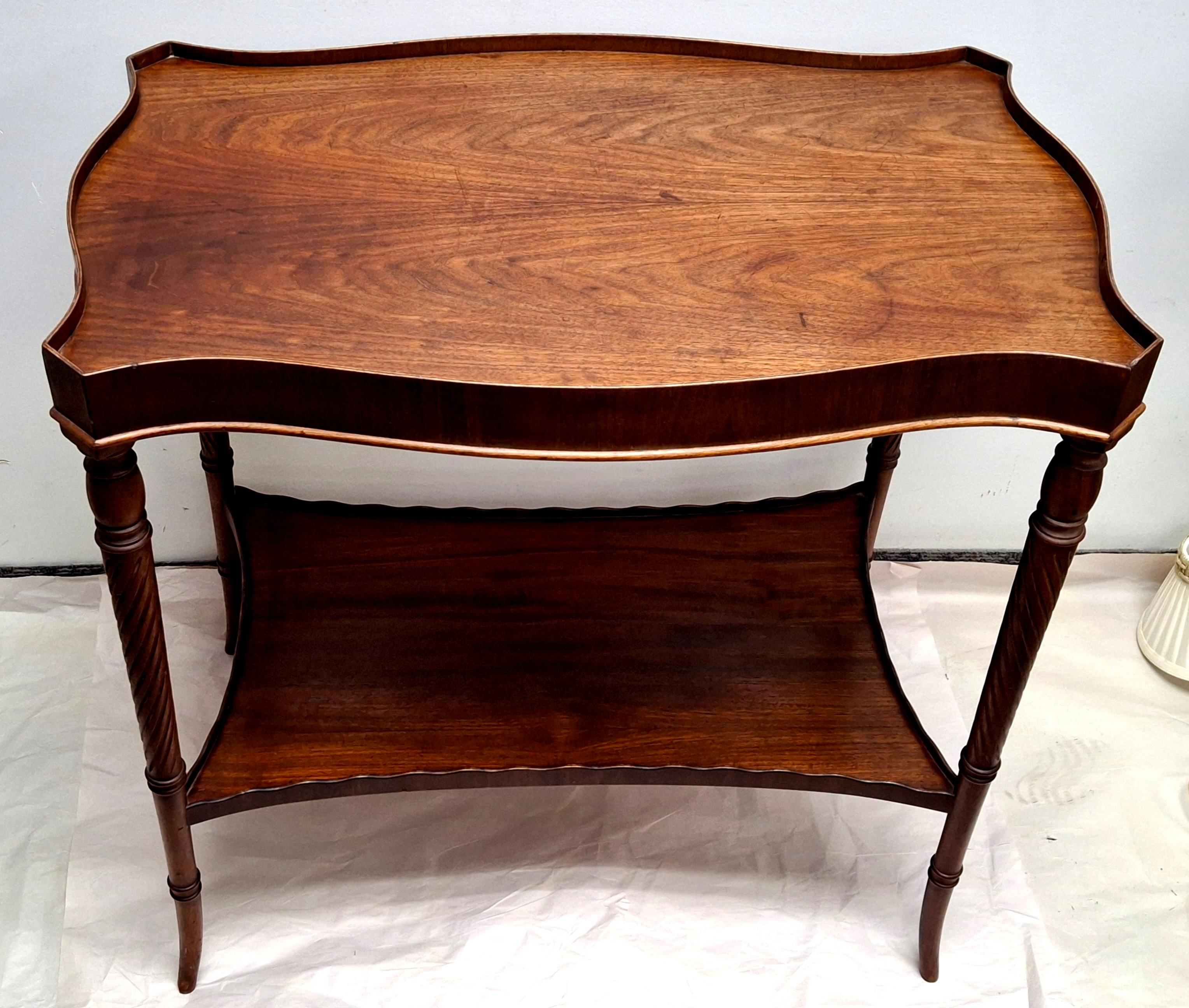 Tacheté Mid 20th Century Georgian Style Mahogany Two Tier Galleried Side Table (a) Gallery en vente