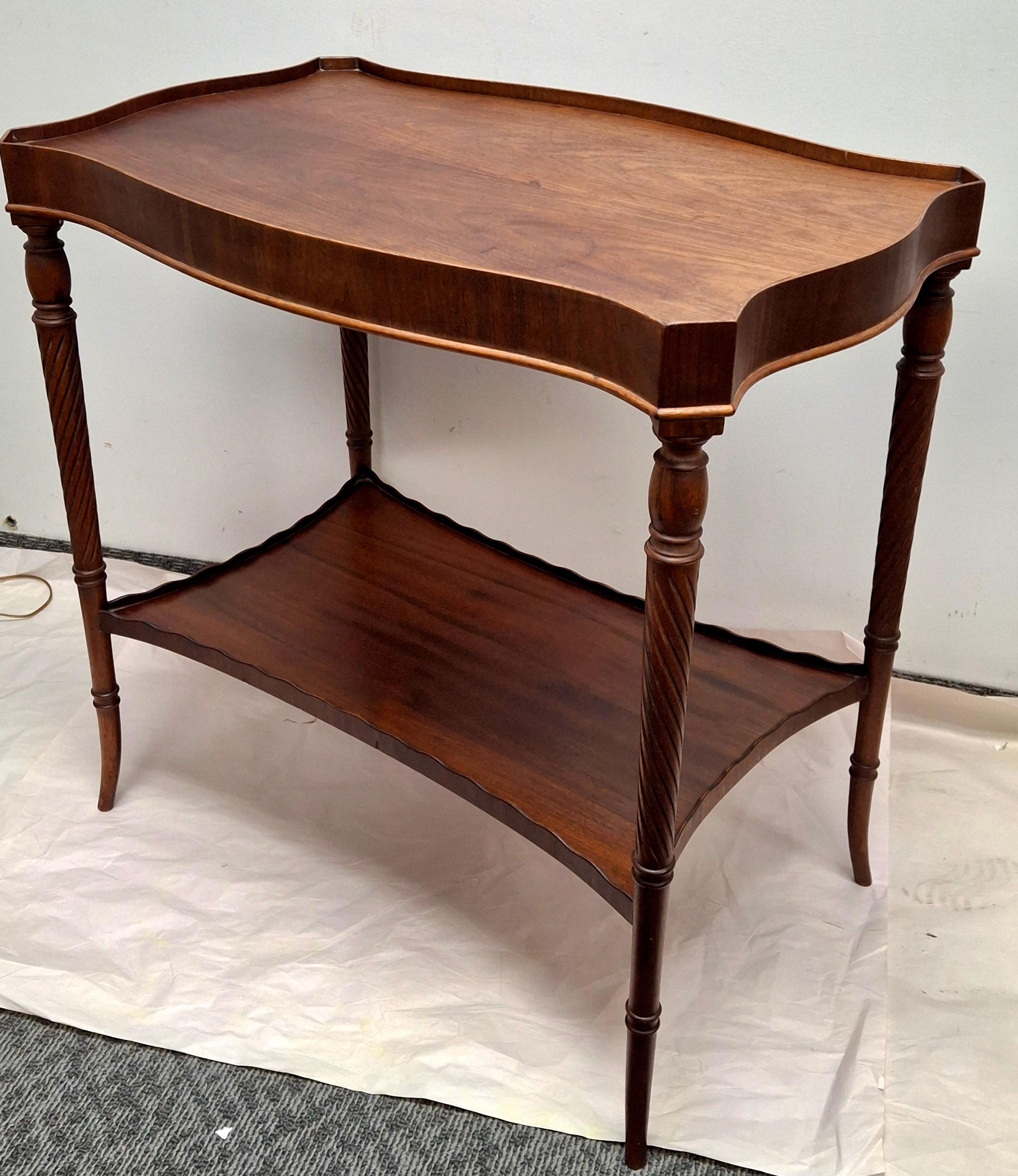 20ième siècle Mid 20th Century Georgian Style Mahogany Two Tier Galleried Side Table (a) Gallery en vente
