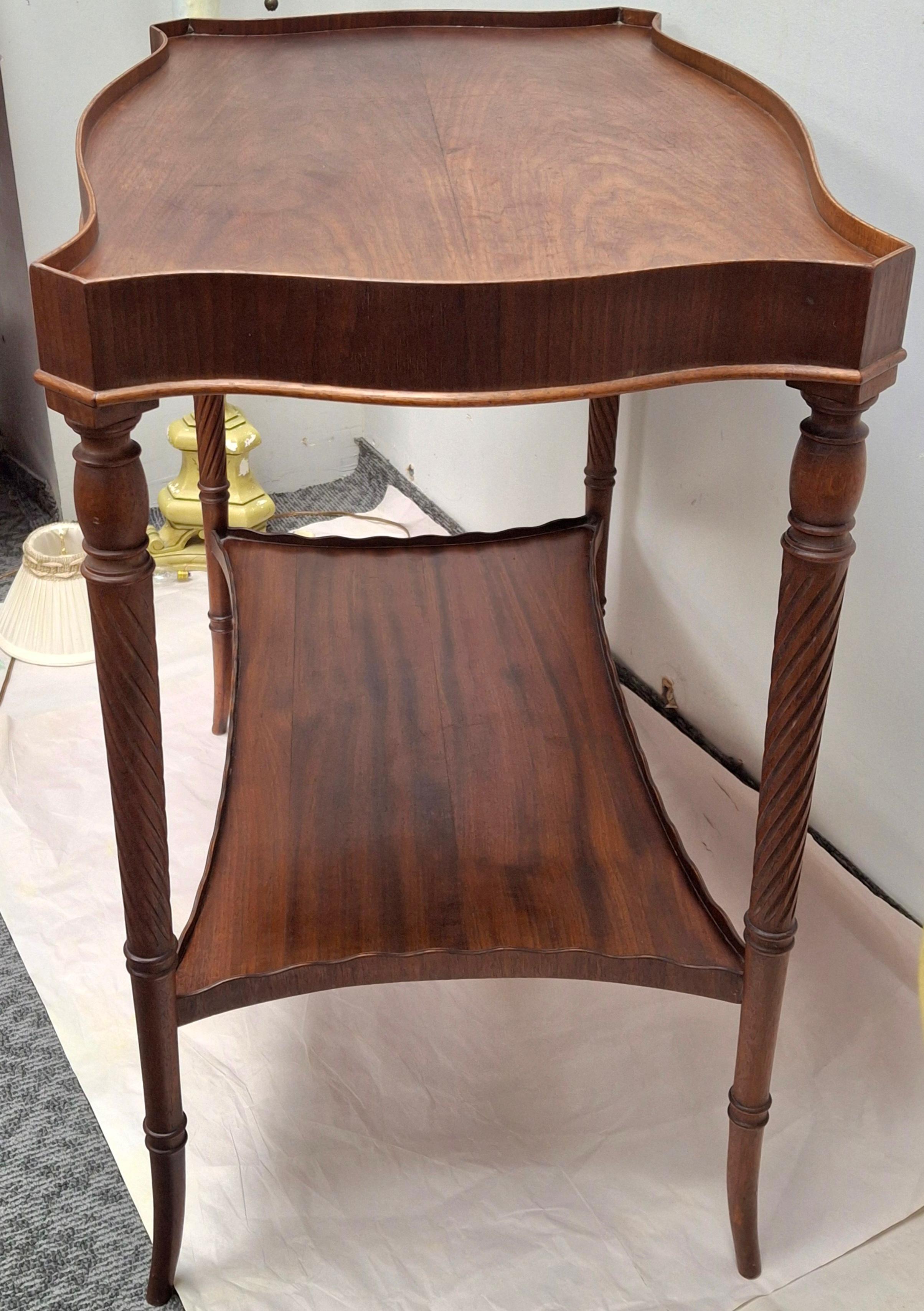 Acajou Mid 20th Century Georgian Style Mahogany Two Tier Galleried Side Table (a) Gallery en vente