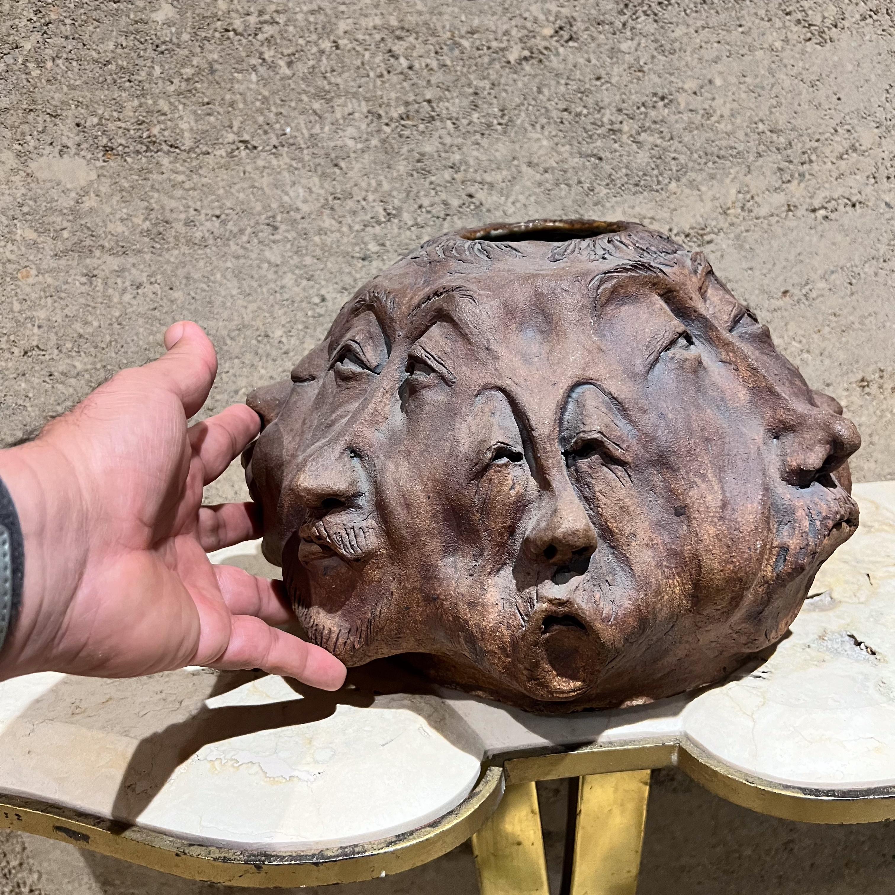 Vase en poterie d'art à visages de GERDA Luise, milieu du 20e siècle Bon état - En vente à Chula Vista, CA