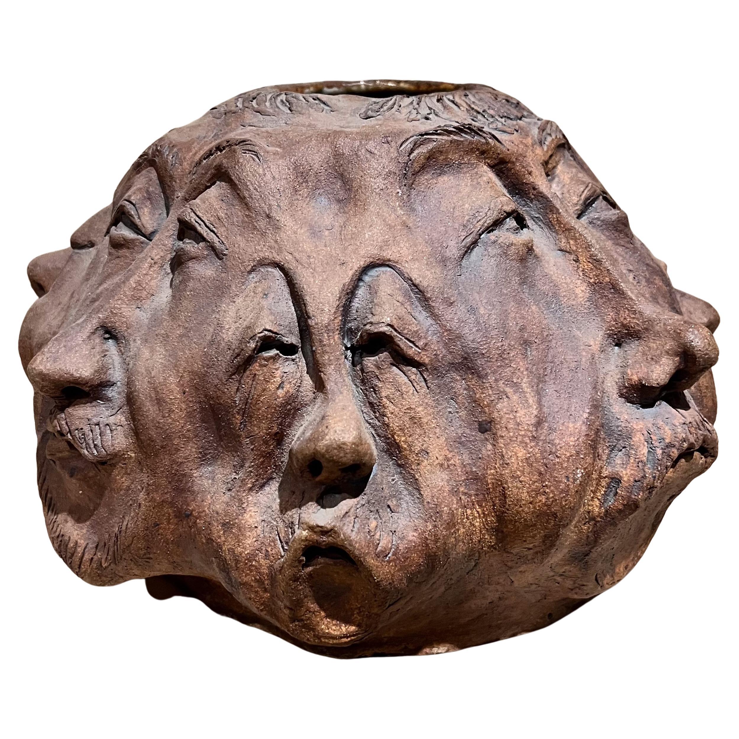 Vaso in ceramica d'arte con volti di GERDA Luise della metà del XX secolo