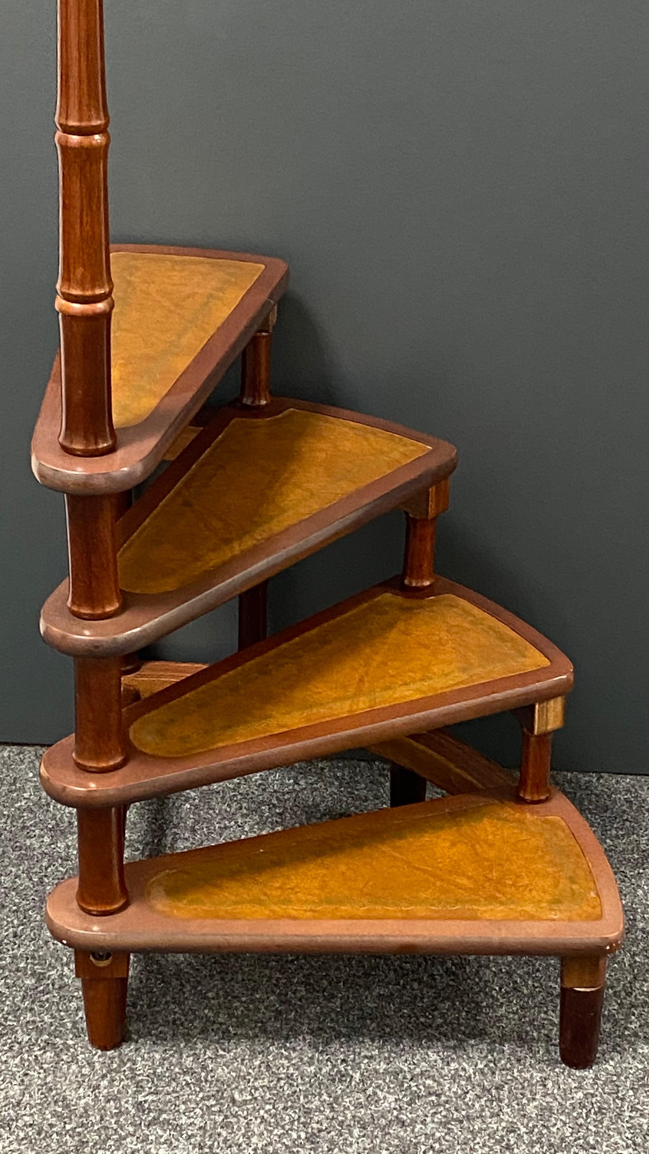 Mid-20th Century German Carved Wood and Leather Spiral Step Library Ladder In Good Condition In Nuernberg, DE