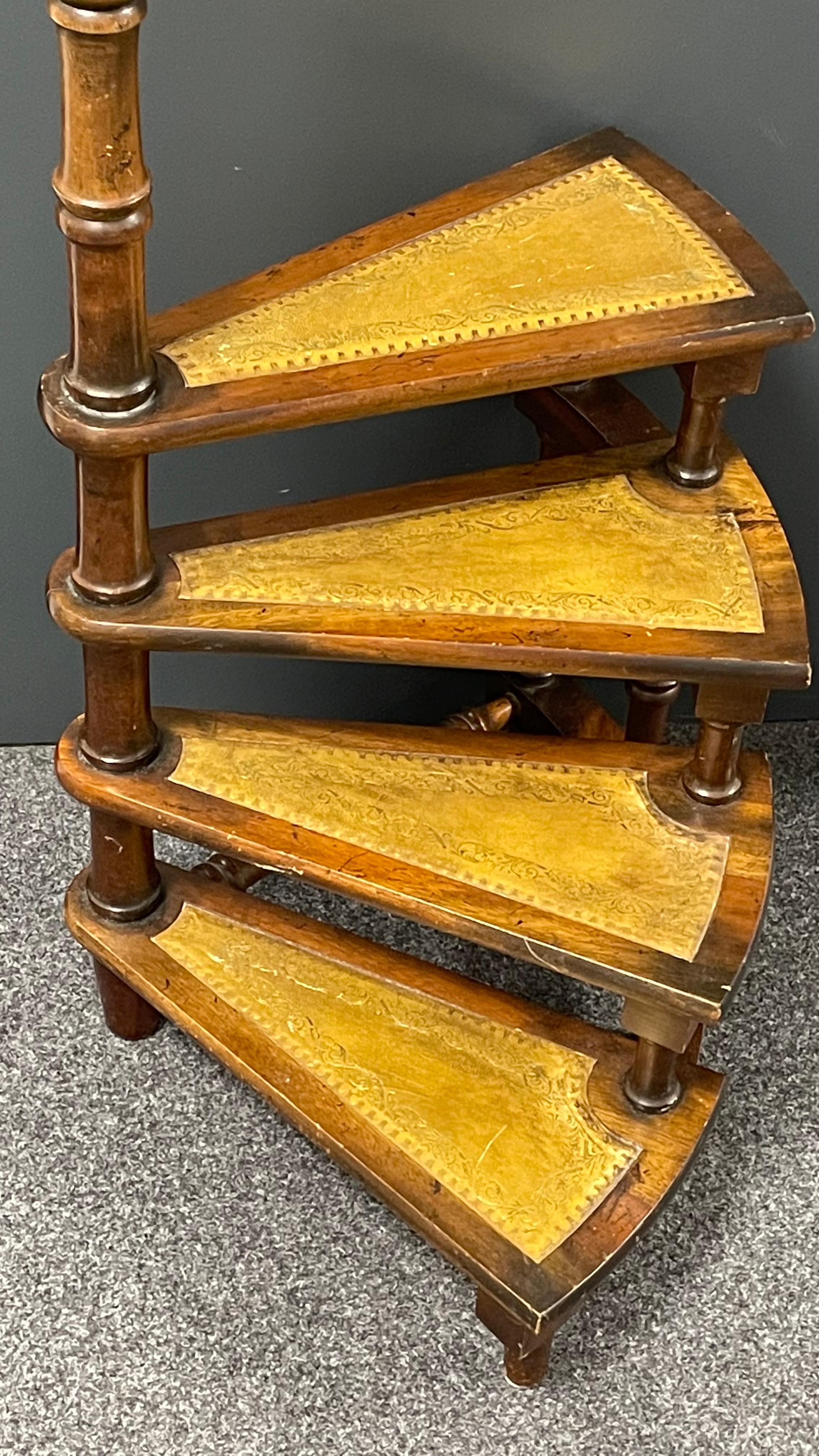 Mid-20th Century German Carved Wood and Leather Spiral Step Library Ladder In Good Condition In Nuernberg, DE