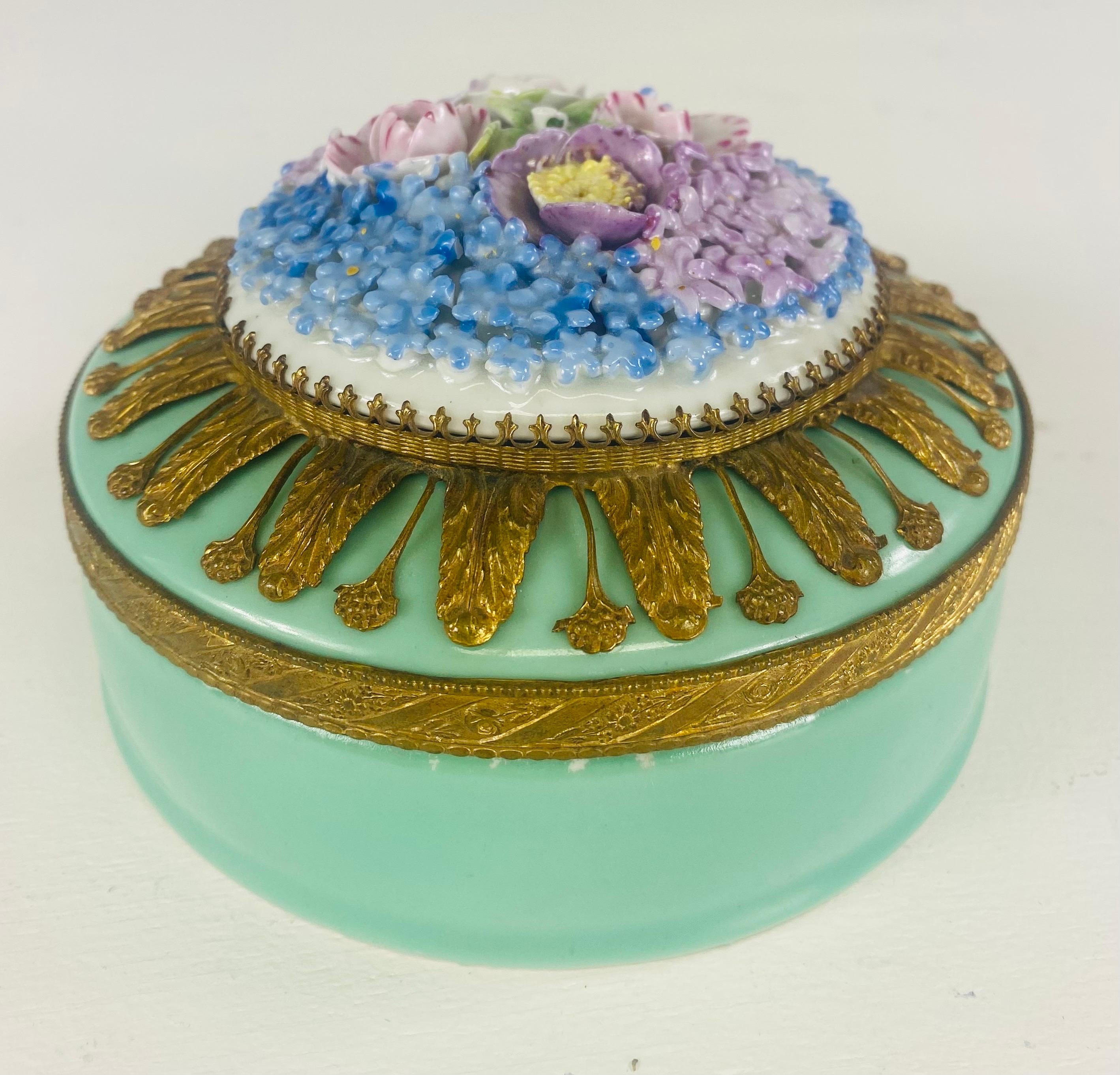 Mid 20th century German porcelain and bronze trinket box. For Sale 4