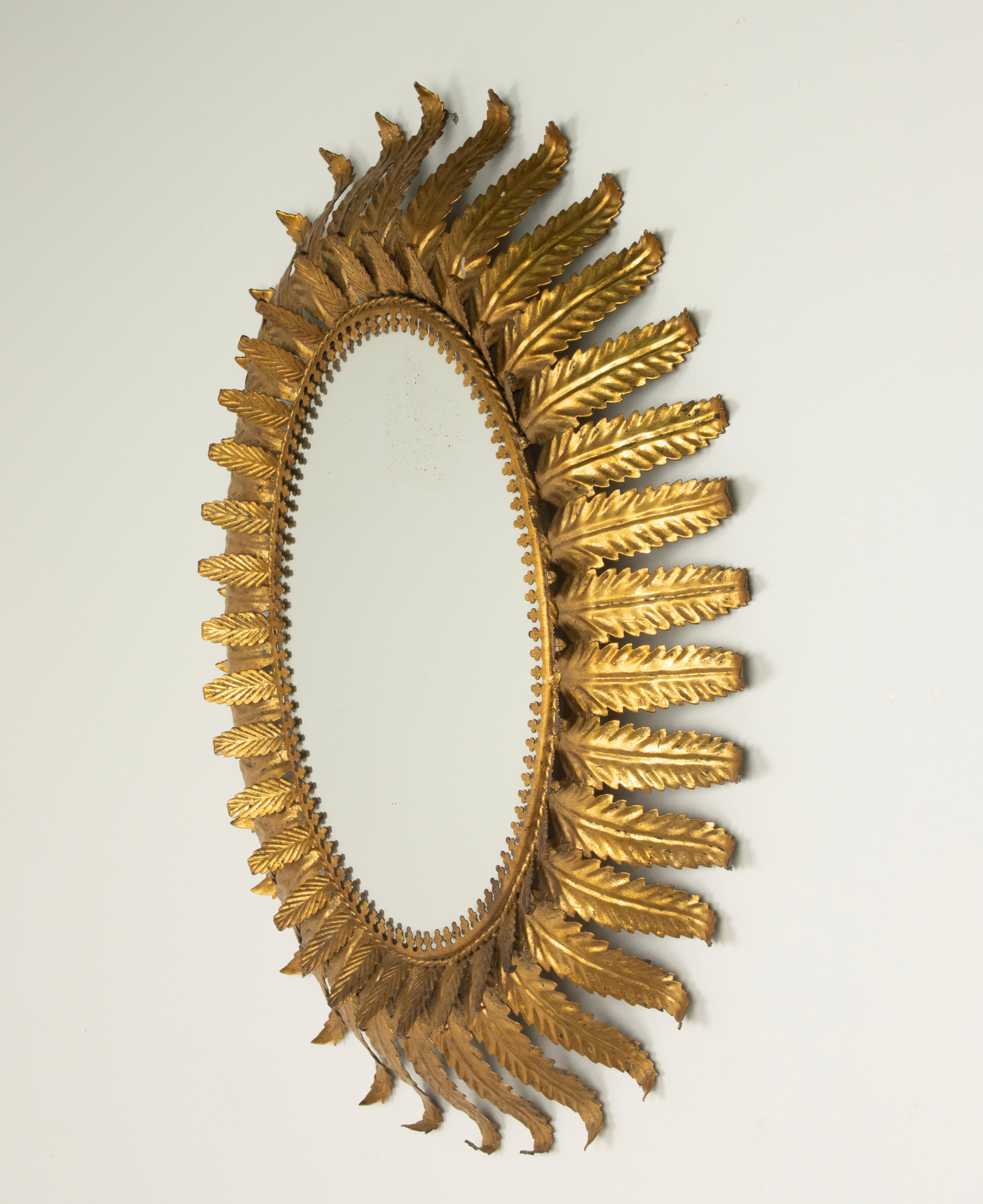 Un bellissimo specchio da parete ovale del periodo Hollywood Regency. La cornice è realizzata in metallo patinato oro. Bellissimi motivi di foglie arricciate. Il vetro è in buone condizioni.
Origine sconosciuta, probabilmente Belgio, circa