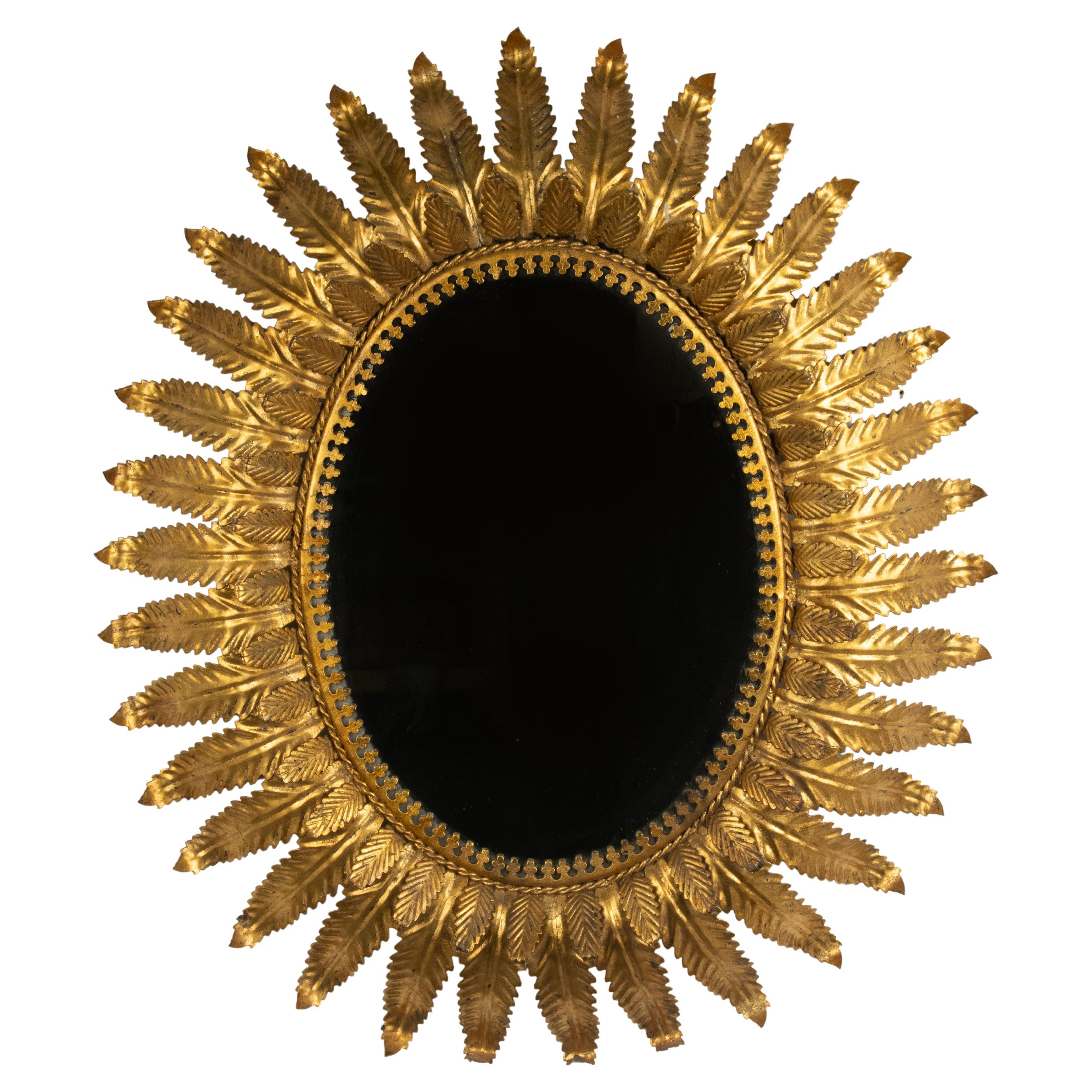 Mitte des 20. Jahrhunderts Vergoldetes Metall Blatt Oval Sunburst Spiegel