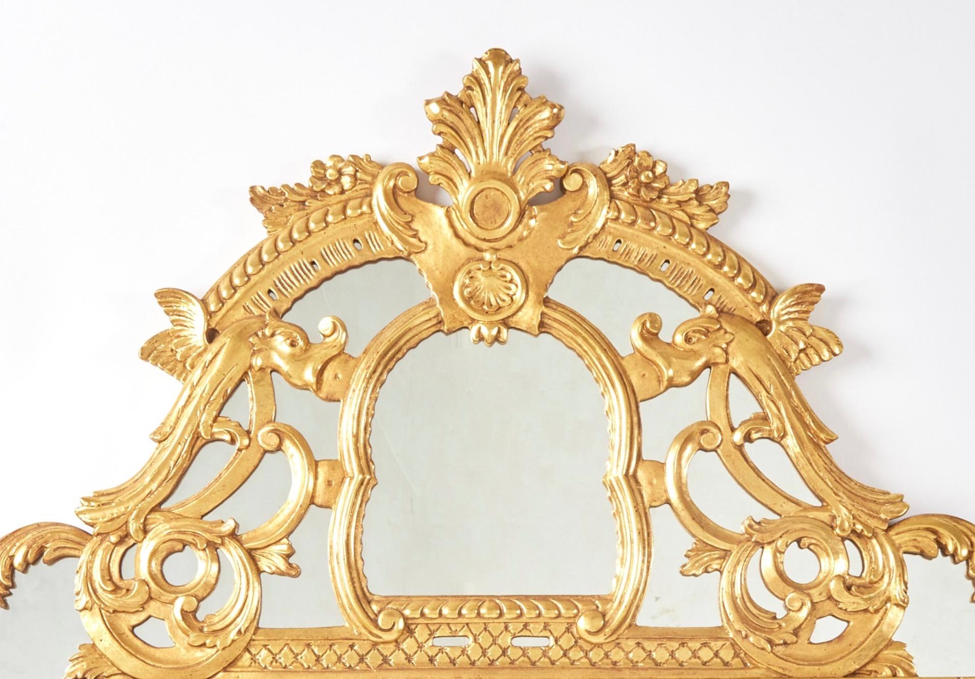 Neo-Regency Specchio da parete appeso in stile Regency in legno dorato della metà del XX secolo in vendita