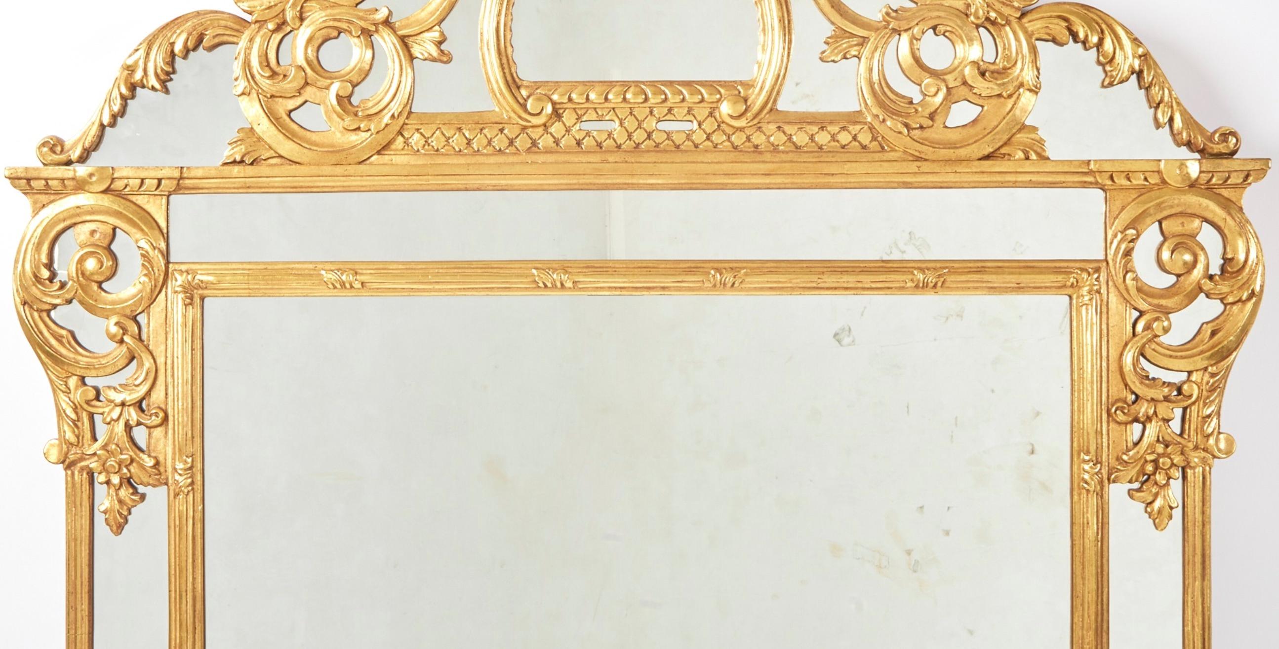 Italiano Specchio da parete appeso in stile Regency in legno dorato della metà del XX secolo in vendita