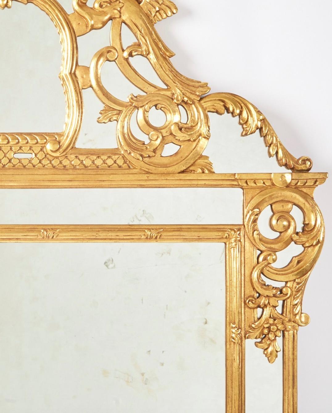 Dorato Specchio da parete appeso in stile Regency in legno dorato della metà del XX secolo in vendita
