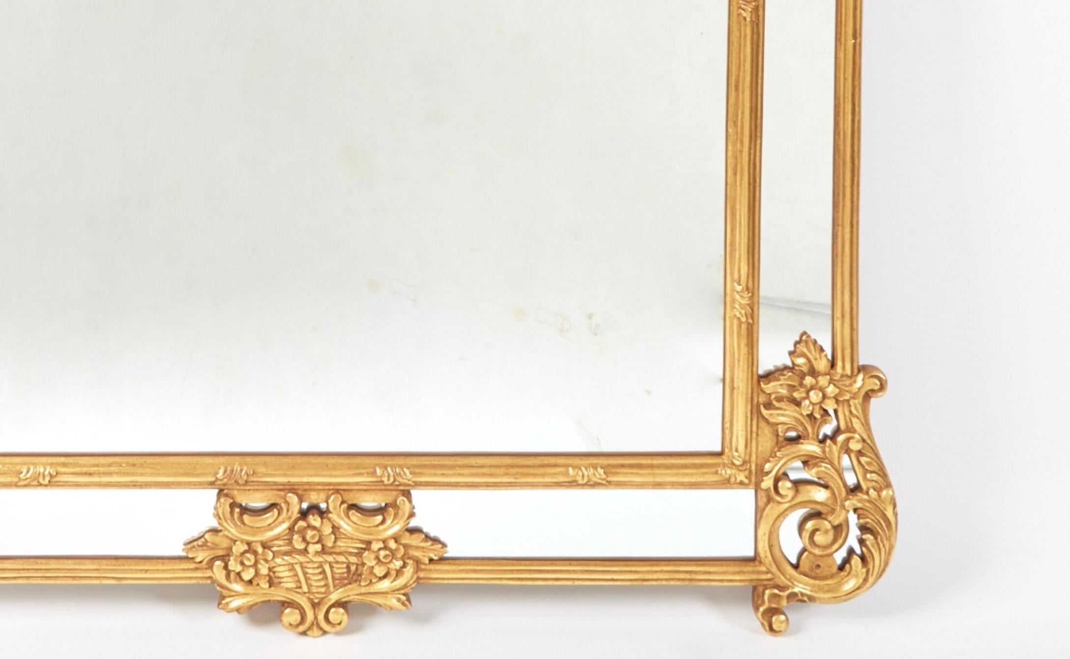 Metà XX secolo Specchio da parete appeso in stile Regency in legno dorato della metà del XX secolo in vendita