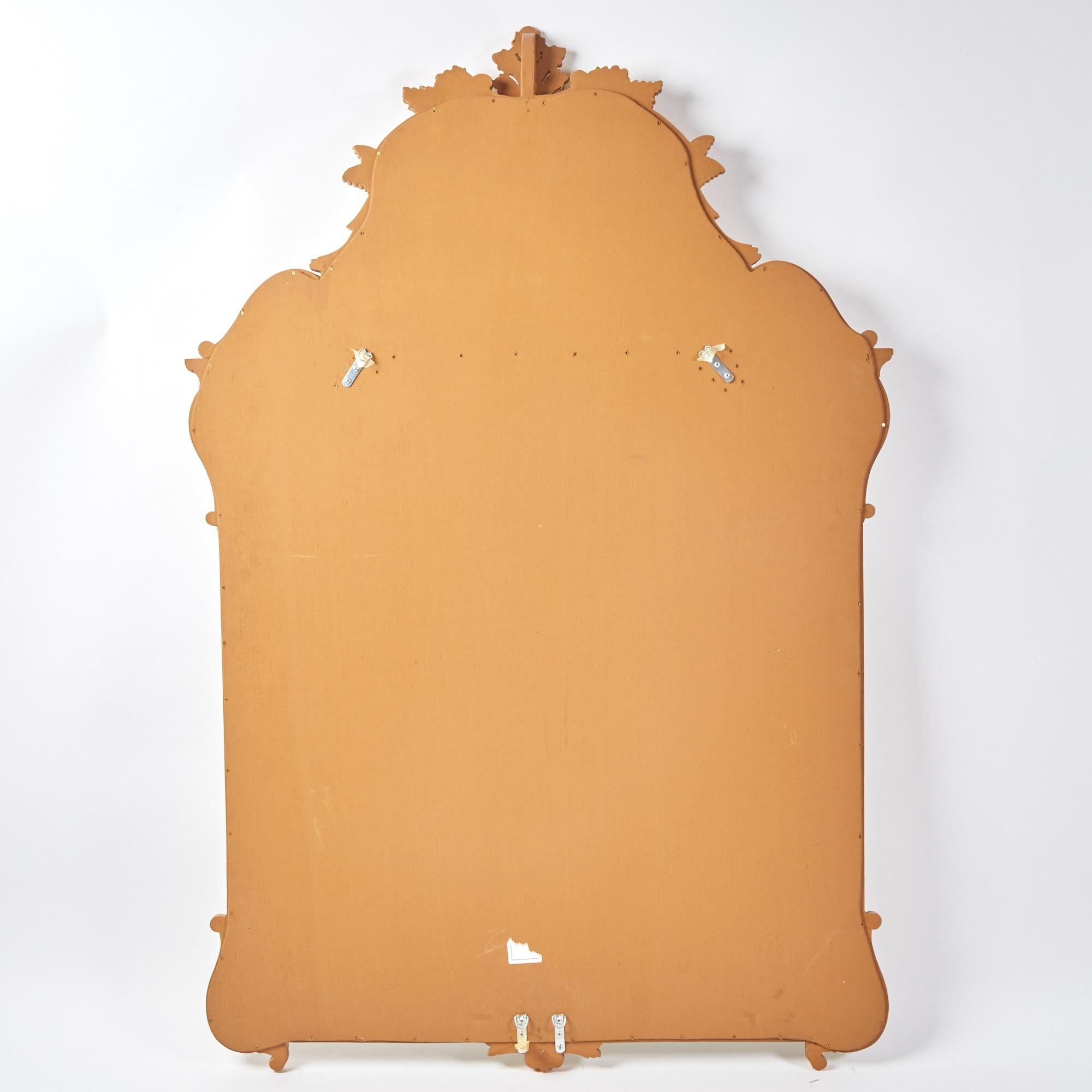 Specchio da parete appeso in stile Regency in legno dorato della metà del XX secolo in vendita 1
