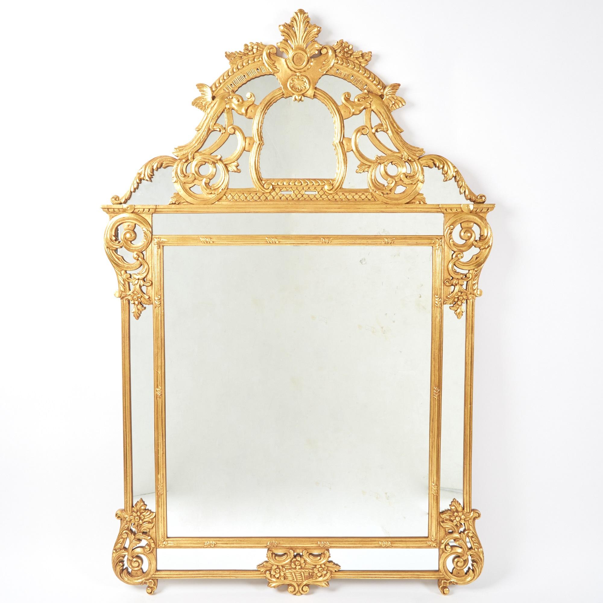 Specchio da parete appeso in stile Regency in legno dorato della metà del XX secolo in vendita 2