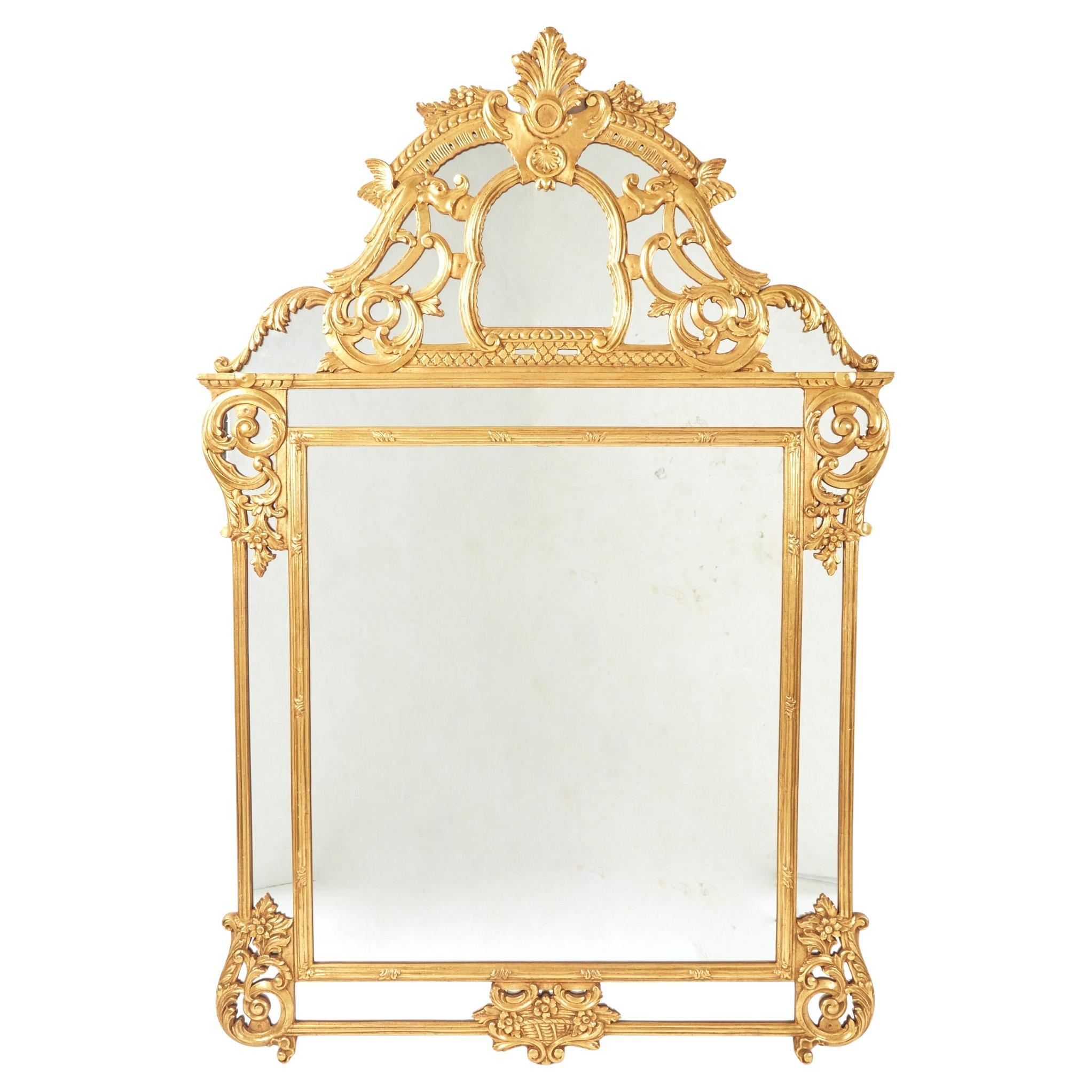 Miroir de cheminée suspendu en bois doré de style Régence, milieu du 20e siècle