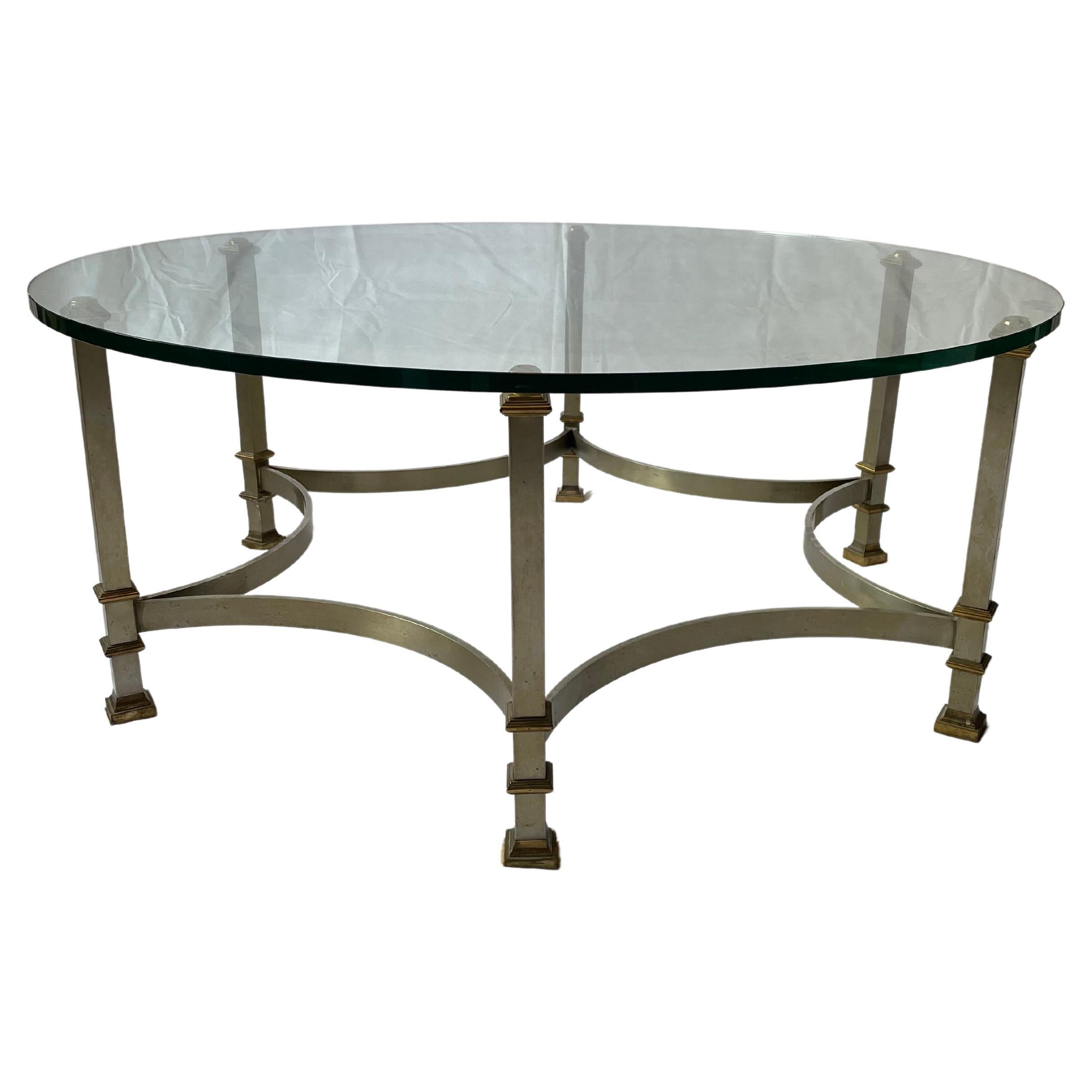 Table basse du milieu du siècle dernier en verre et acier avec montures en laiton style Maison Jansen en vente