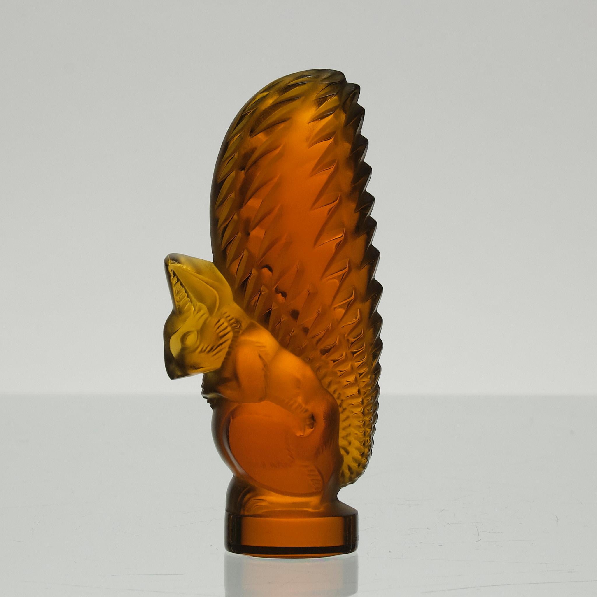 Intéressante et très rare figurine en verre ambré doré du milieu du 20e siècle, représentant un écureuil assis, avec d'excellents détails finis à la main et une couleur riche et profonde, signée Lalique France.

INFORMATIONS COMPLÉMENTAIRES
Hauteur