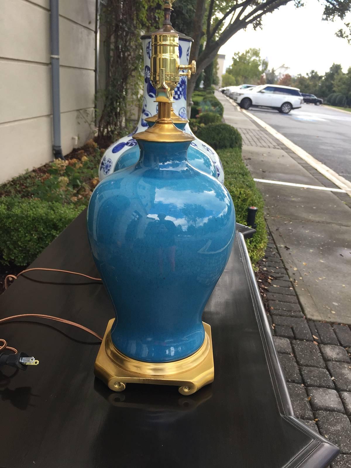 Single mid-20th century glazed blue porcelain lamp, brass base
New wiring.