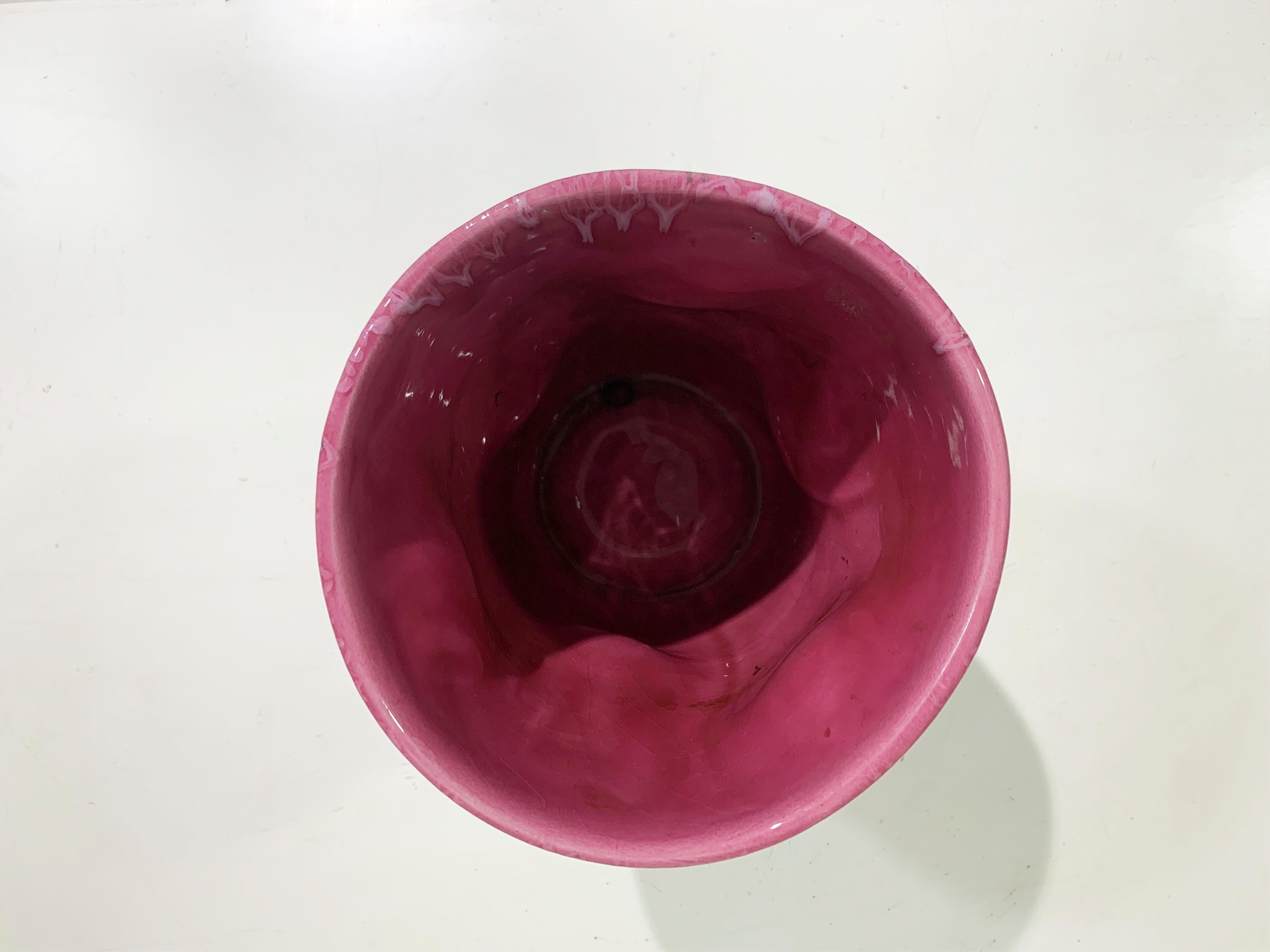 Ce vase exquis en céramique émaillée fabriqué à la main est une pièce étonnante qui marie l'élégance artistique à un design fonctionnel. Le vase se distingue par sa  un intérieur rose foncé riche, qui ajoute une touche de couleur audacieuse, et un