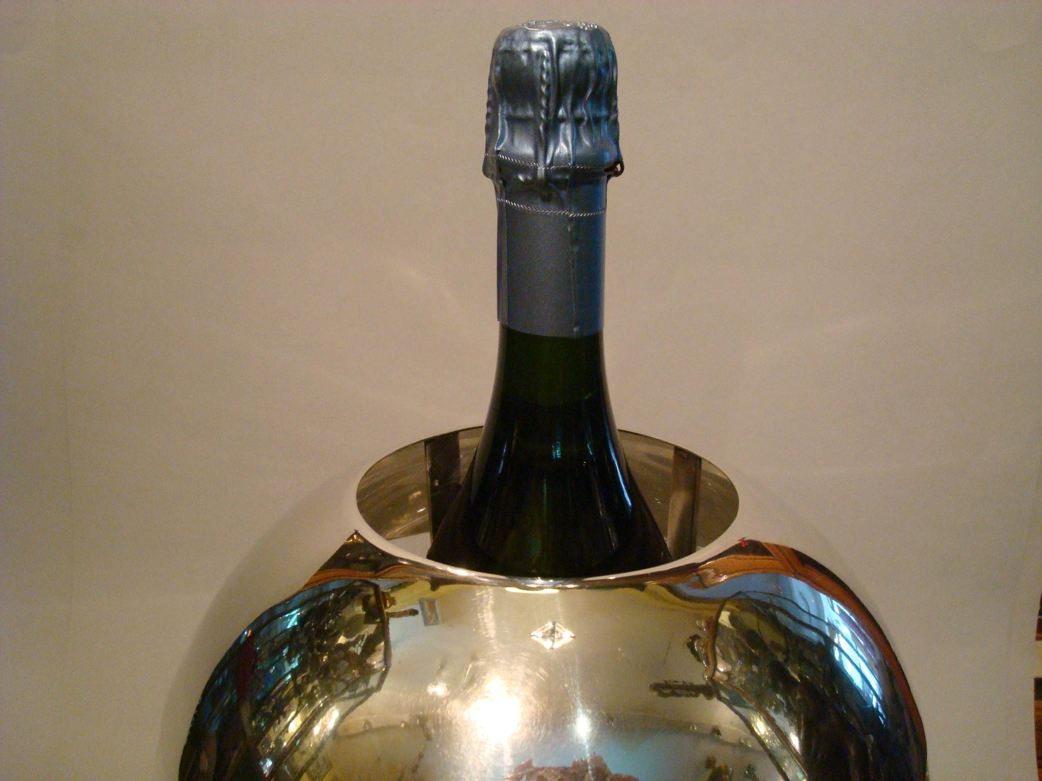 Eine große Mitte des 20. Jahrhunderts Globus Champagner oder Weinkühler Italienisch, um 1970. Perfekt für eine Bar.
Dieses modernistische Stück ist von schöner Qualität, das Glas ist erstaunlich schwer und der Kragen ist aus feinem Silberblech.
  