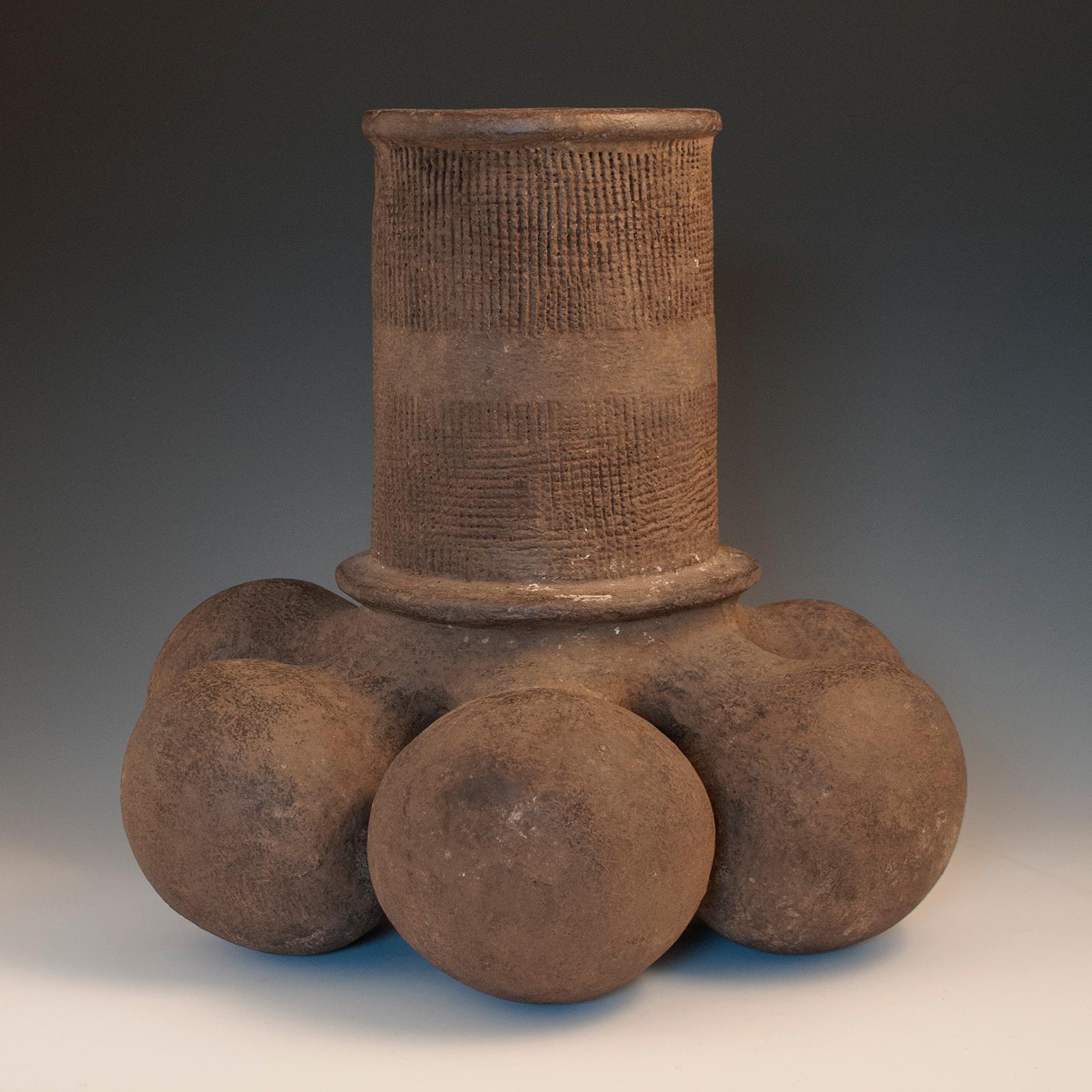 Kugelförmiges Gefäß aus der Mitte des 20. Jahrhunderts, Mangbetu-Volk, D. R. Kongo

Ein ungewöhnlich großes und auffälliges nicht-figuratives Gefäß des Mangbetu-Volkes, das aus sechs Lappen besteht, die mit einem zentralen vertikalen Zylinder