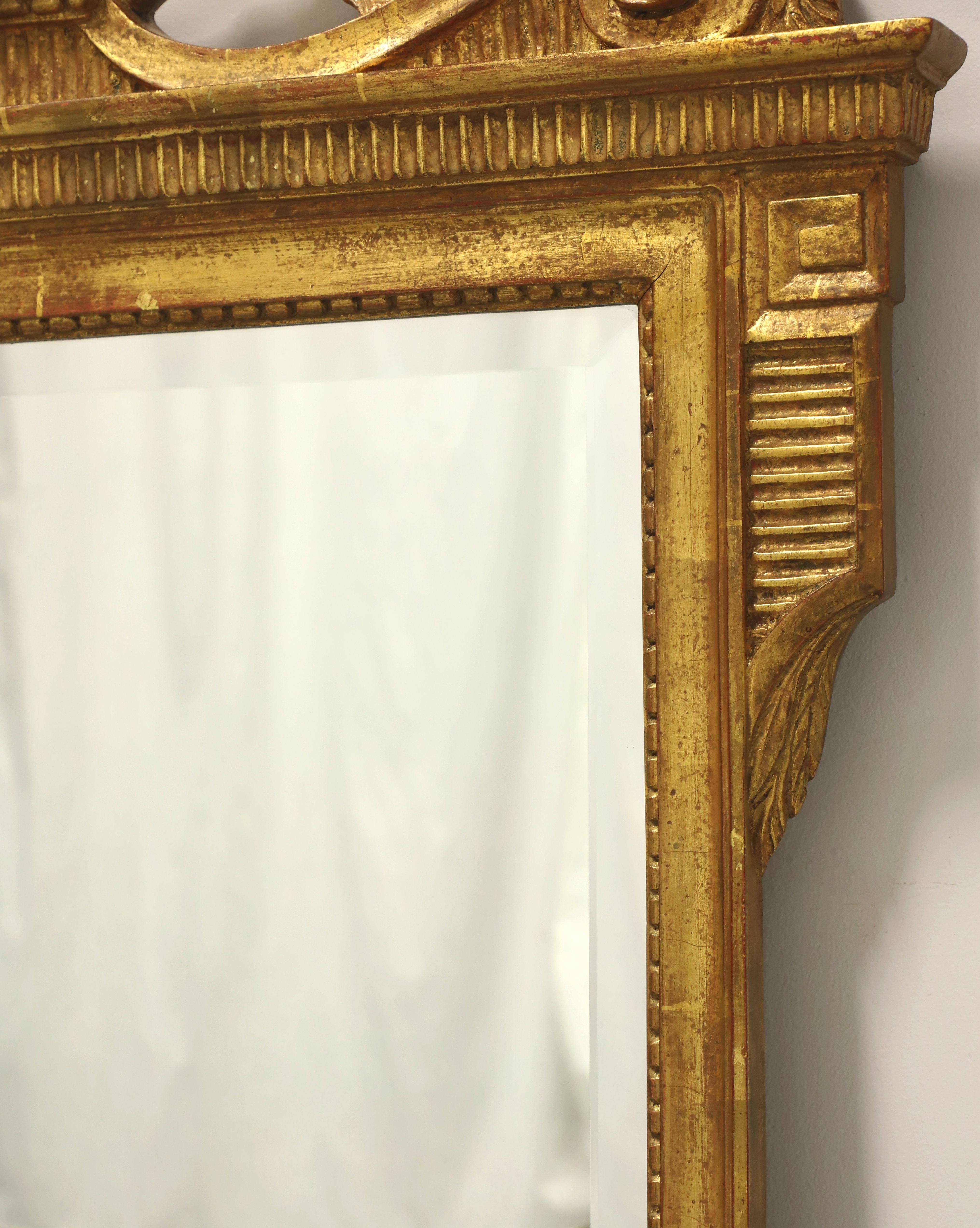 Miroir mural biseauté de style néoclassique, doré et sculpté, milieu du 20e siècle Bon état - En vente à Charlotte, NC