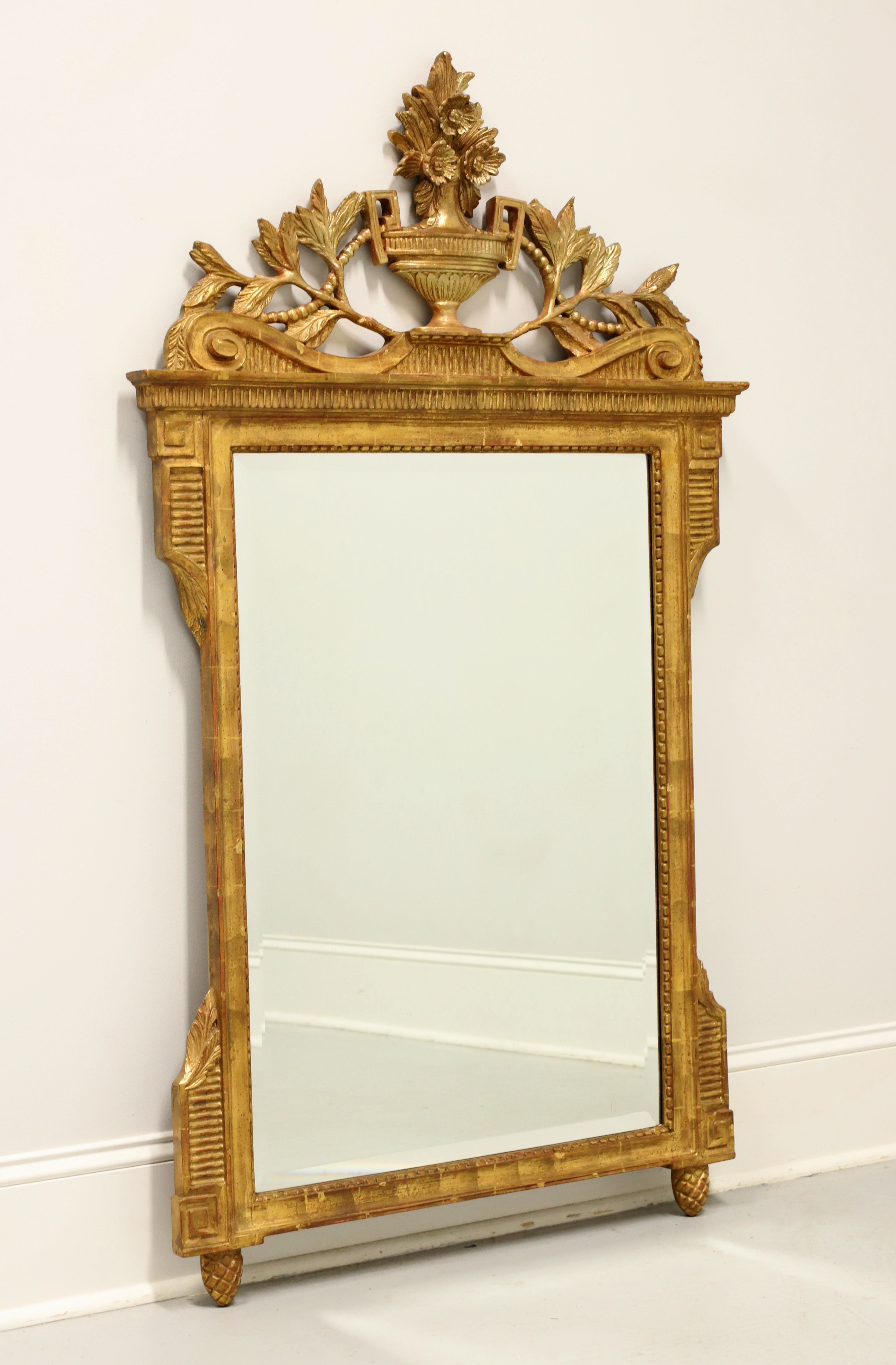 Miroir mural biseauté de style néoclassique, doré et sculpté, milieu du 20e siècle en vente 3