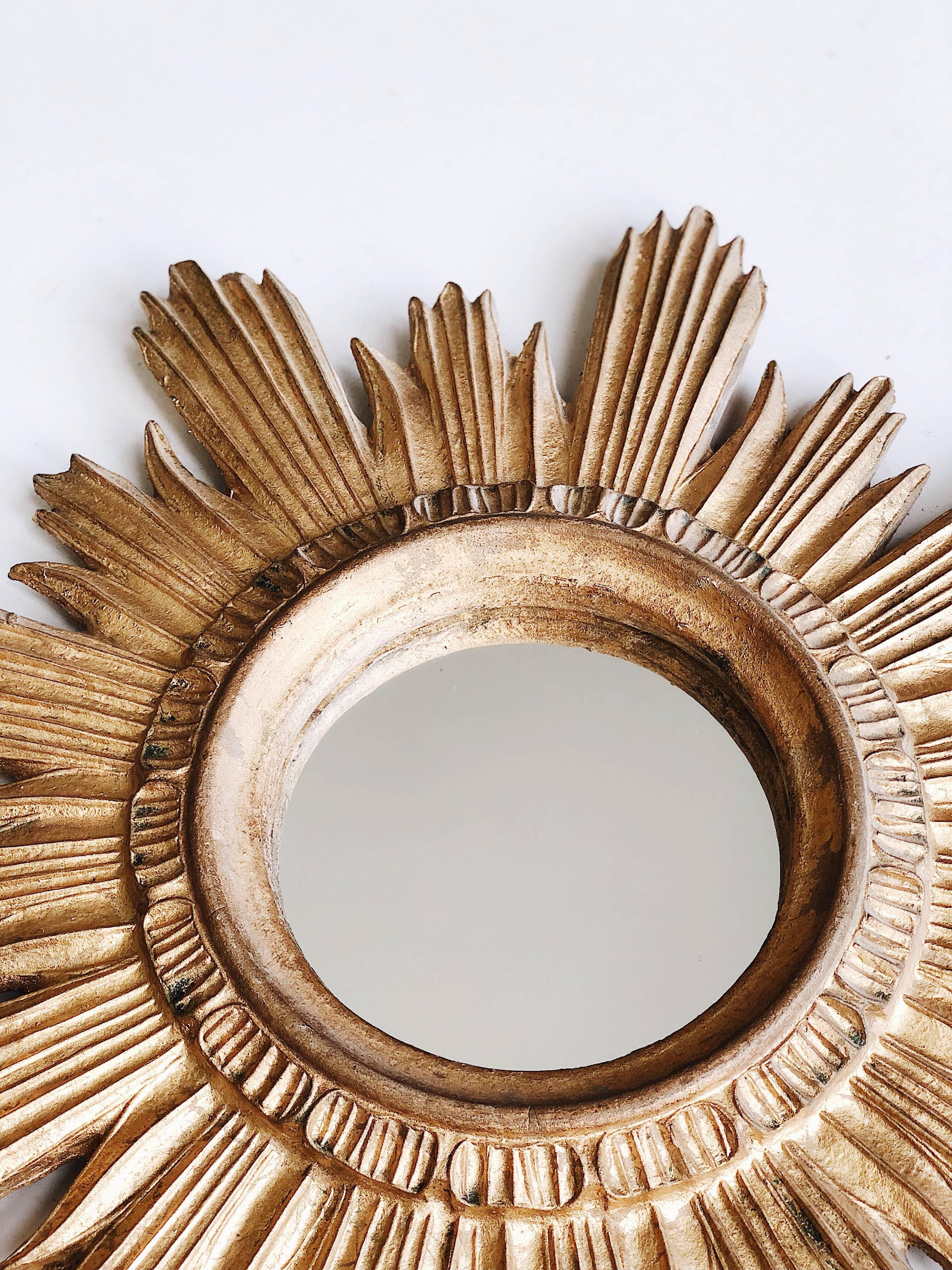 A mirror in a golden decorative sun-shaped frame from Italy. The frame is made of wood. Good condition, no damage or cracks in the frame, the mirror pane has minimal flaws. Beautiful piece for every interior! Free shipping in EU.