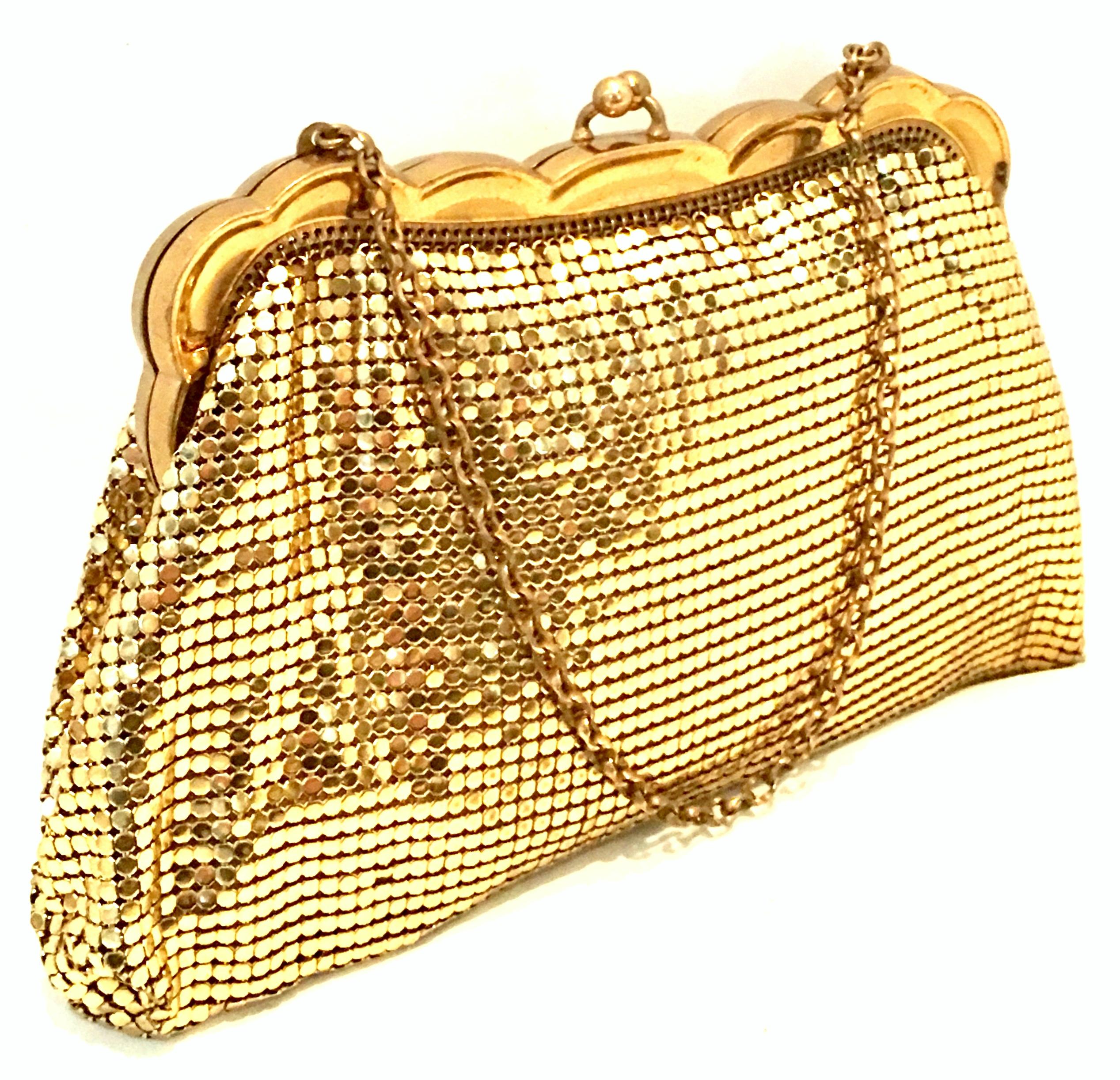Mitte des 20. Jahrhunderts Gold Metall Mesh Abendtasche von:: Whiting & Davis-Signed. 
Diese begehrte:: für ihr Alter makellose Abendtasche aus goldfarbenem Metallgeflecht verfügt über einen goldfarbenen:: gewellten Metallrahmen mit