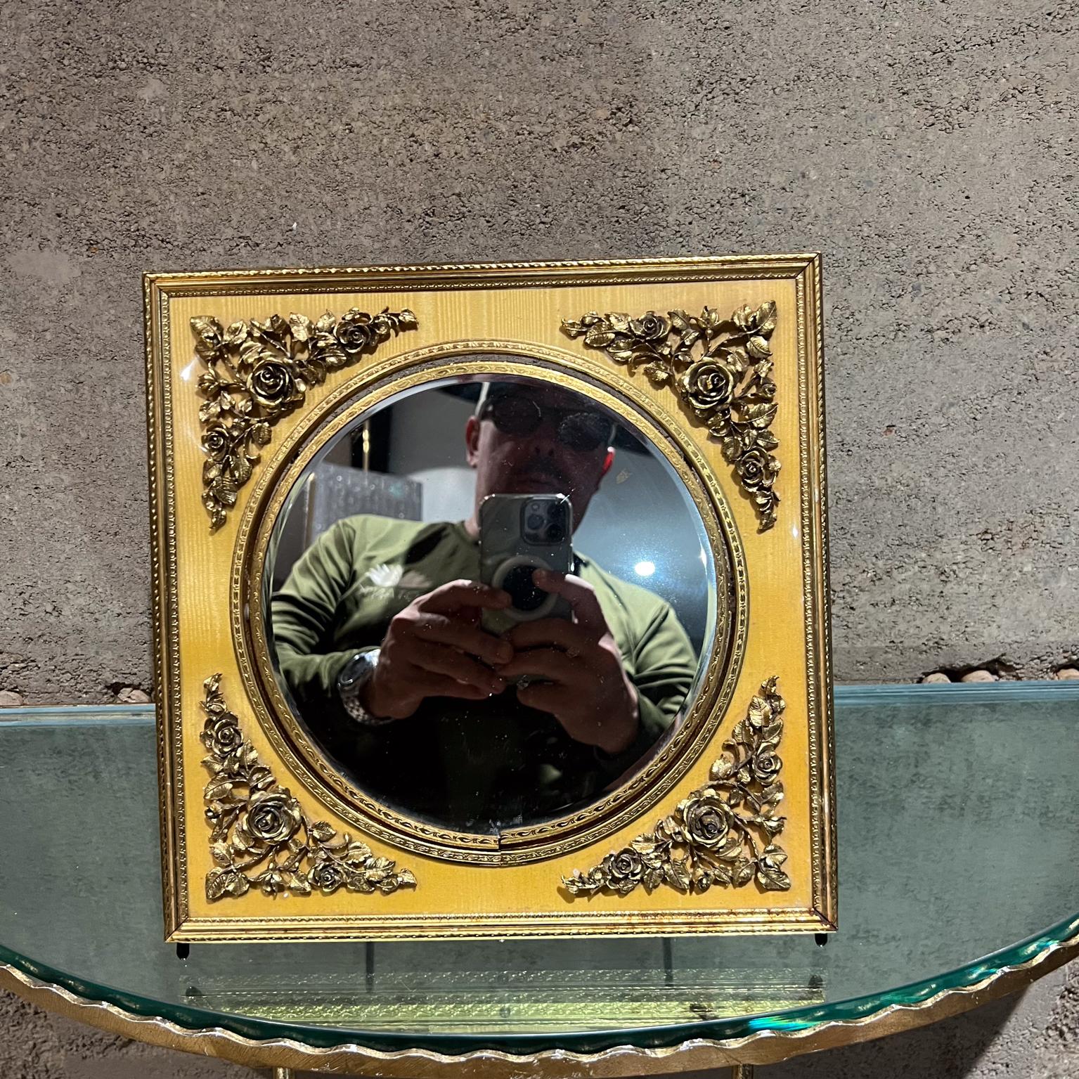 Miroir de courtoisie en or du milieu du 20e siècle The Ornamental Bon état - En vente à Chula Vista, CA