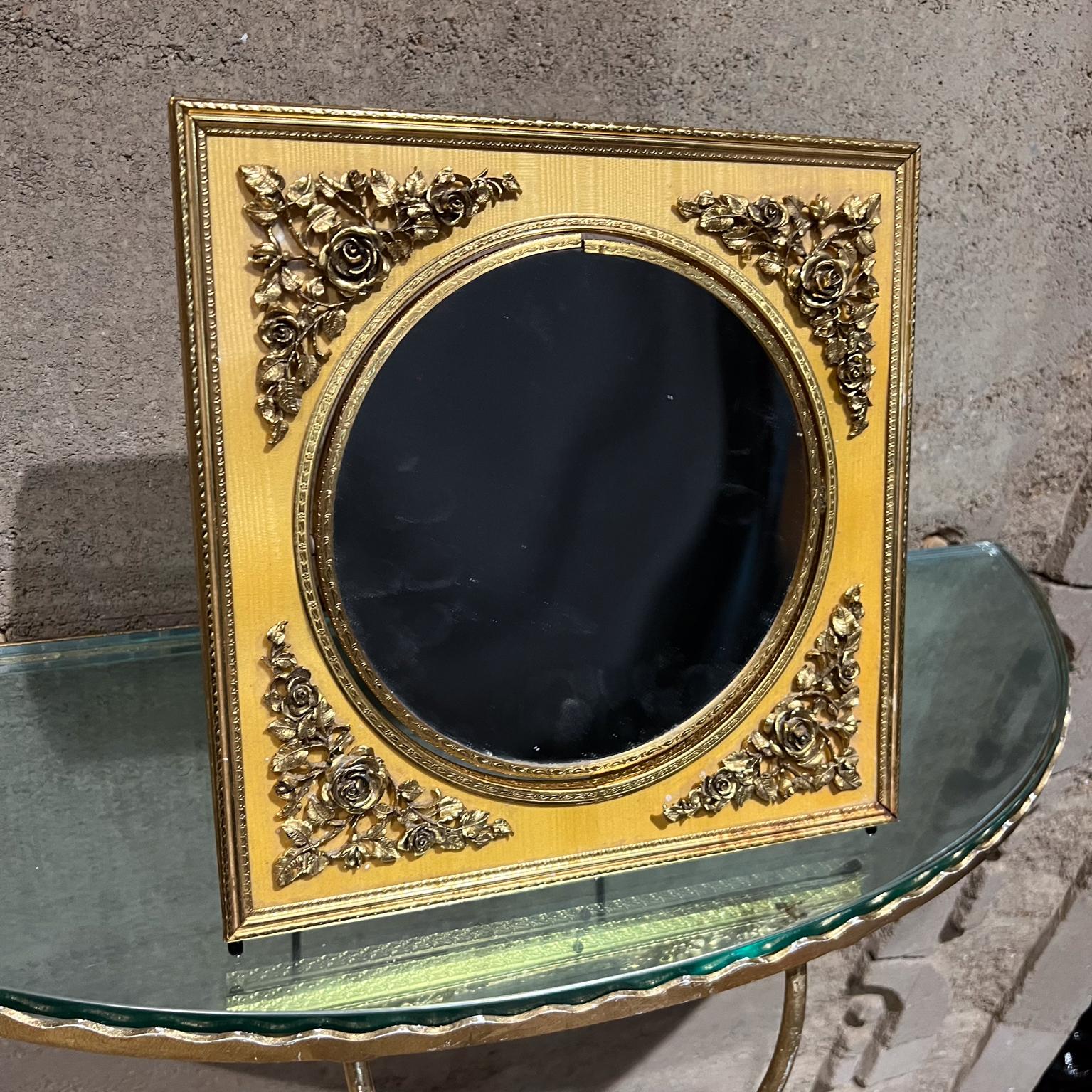 Miroir de courtoisie en or du milieu du 20e siècle The Ornamental en vente 1