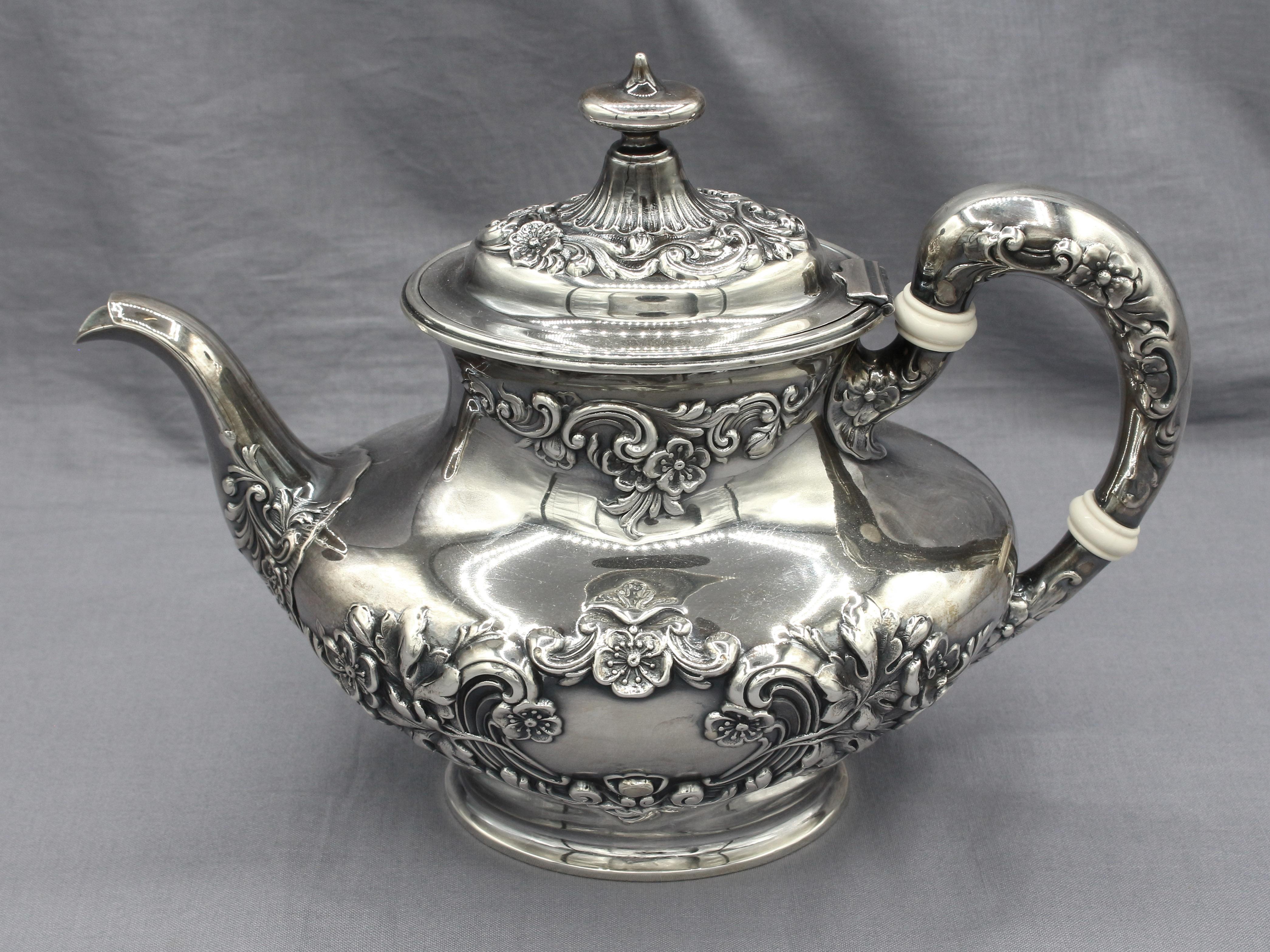 Servicio de té y café de 4 piezas Gorham de plata de ley de mediados del siglo XX. Repoussé decorado con festones de rosas. Tetera 8,75