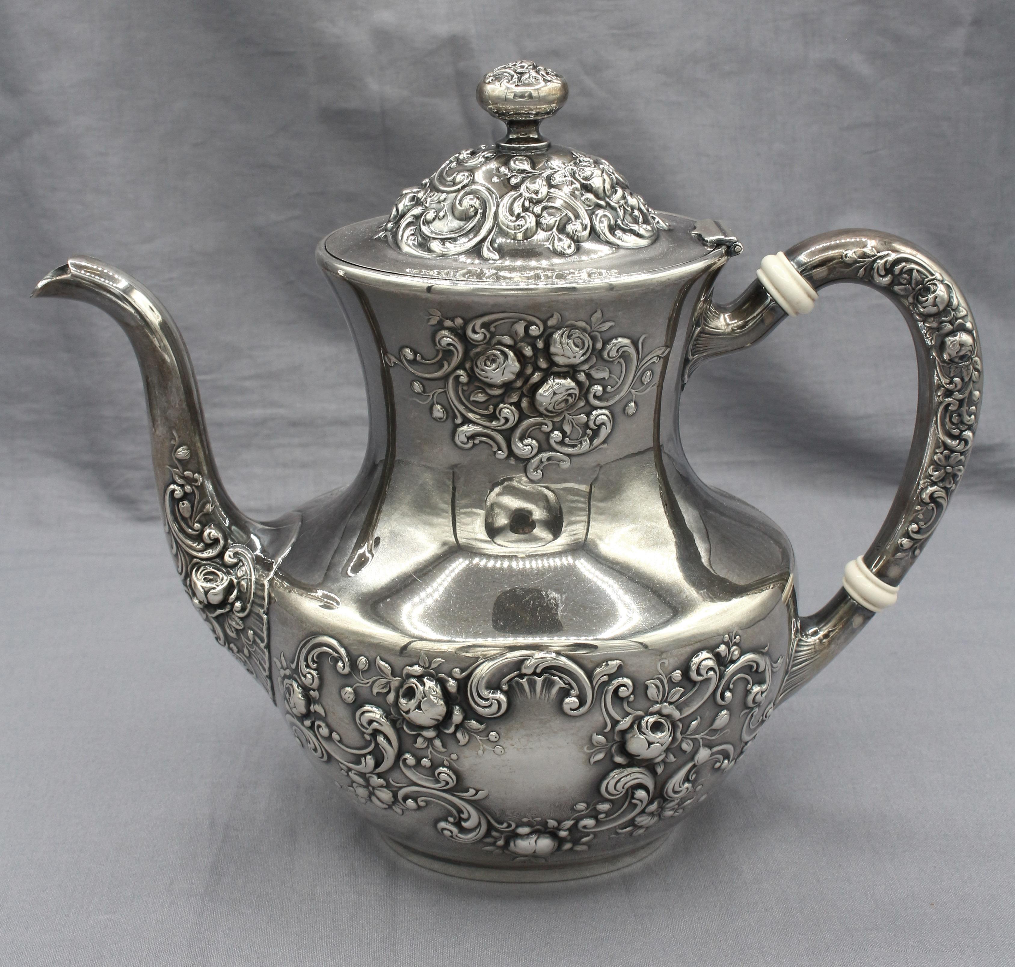 Servicio de té y café de 4 piezas Gorham de plata de ley de mediados del siglo XX Repujado en venta