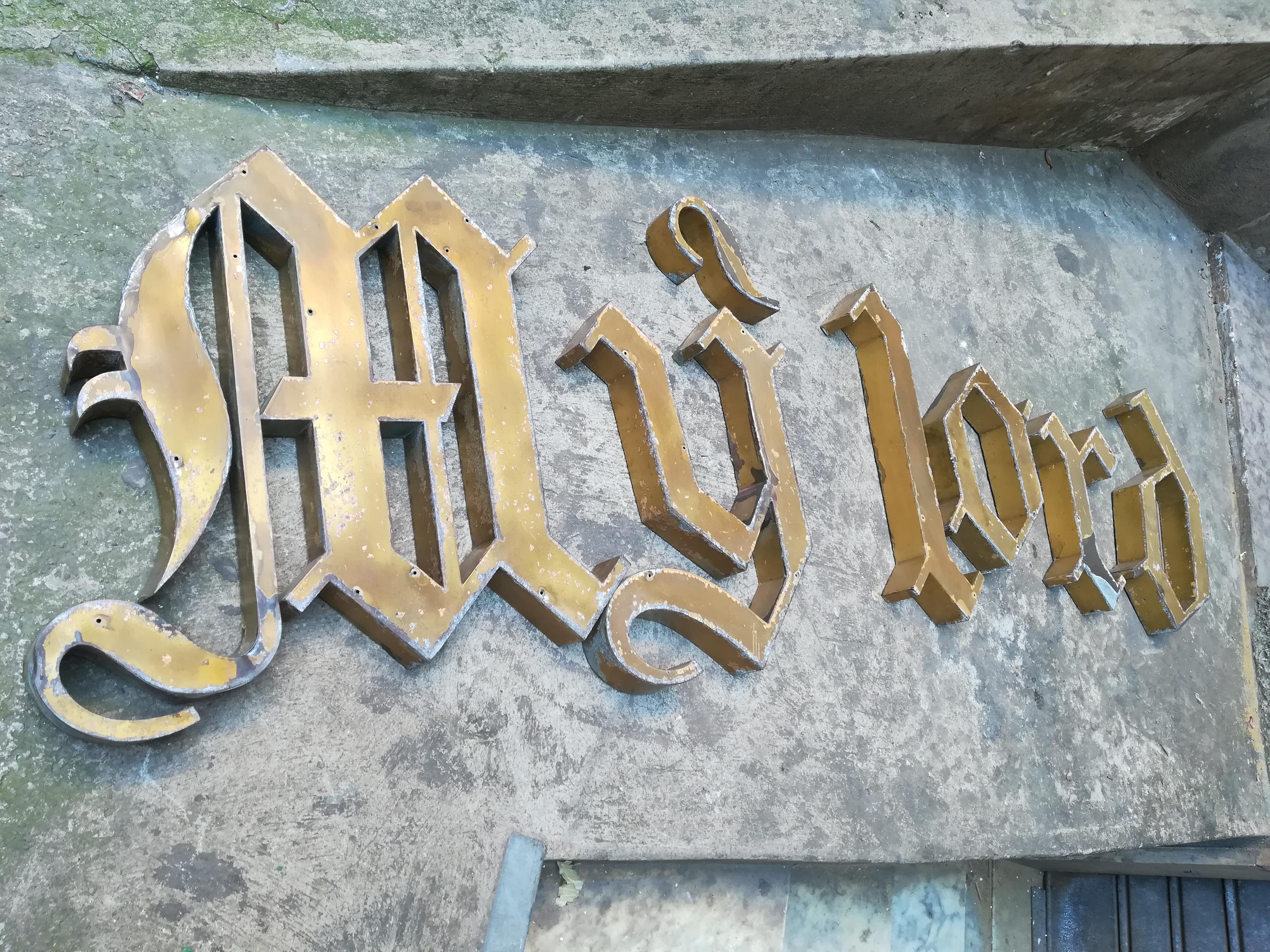 This beautiful and sweet sign which compose the word 'My Lord' comes from an old vintage shop for babies. The letters are in Gothic font, they are made by metal and the color is golden/copper. It can be hanged up on a wall thanks to the holes on the