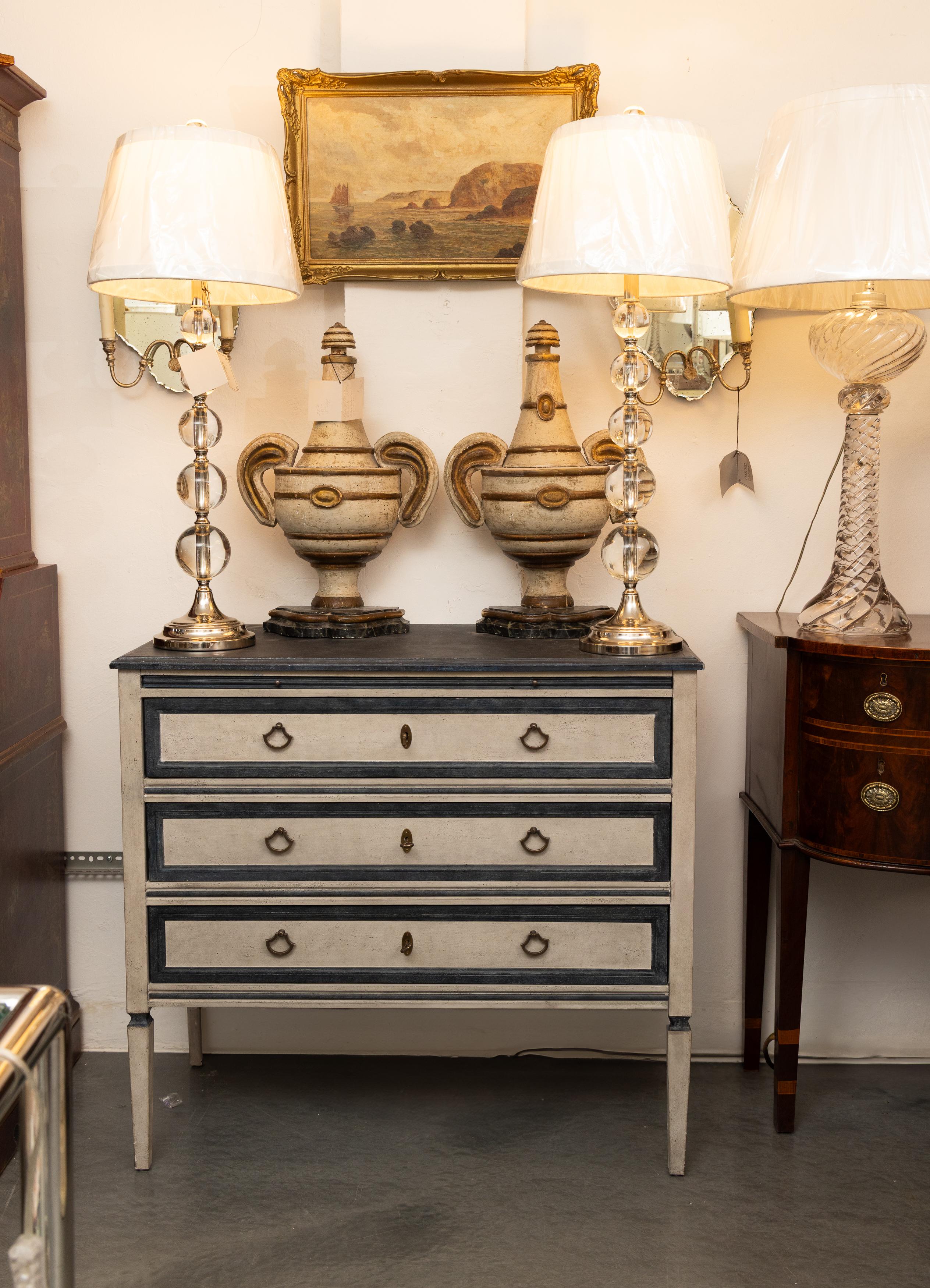 Questa cassettiera in stile Luigi XVI è dipinta in grigio scuro, il piano dipinto a carbone è situato sopra un banco di tre cassetti con bordi frontali dipinti in grigio carbone e poggia su gambe diritte e affusolate, metà del XX secolo.