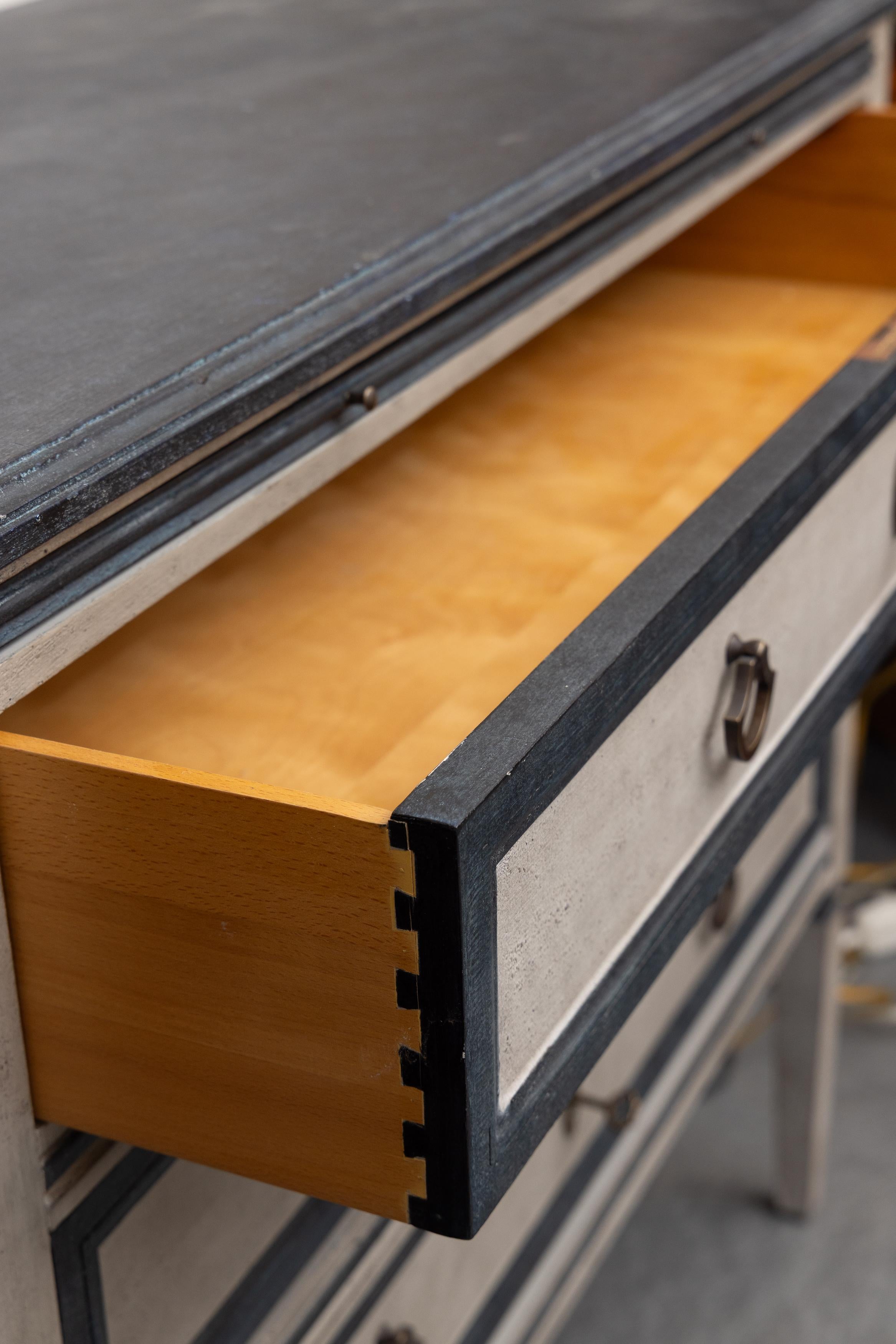 Legno Cassettiera dipinta di grigio della metà del XX secolo in vendita