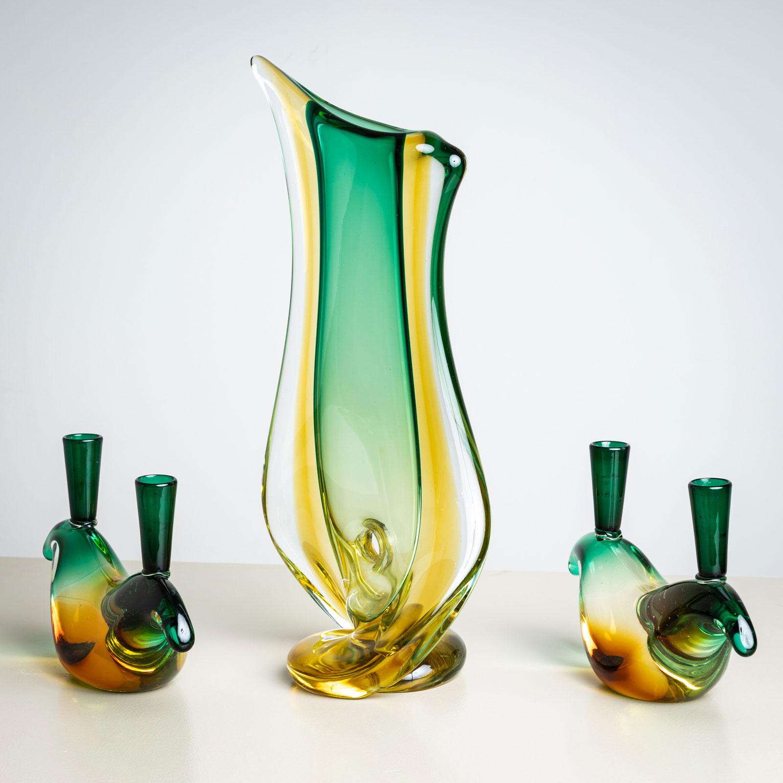 Italian Mid-20th Century Green Glass Vase by Seguso Vetri d’Arte, Italy For Sale