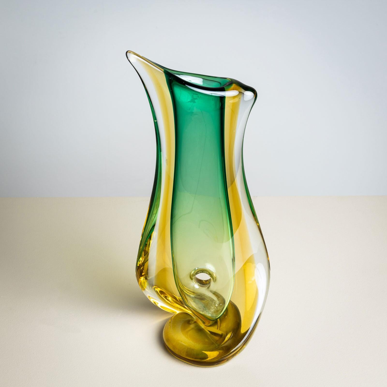 Mid-20th Century Green Glass Vase by Seguso Vetri d’Arte, Italy In Good Condition For Sale In New York, NY