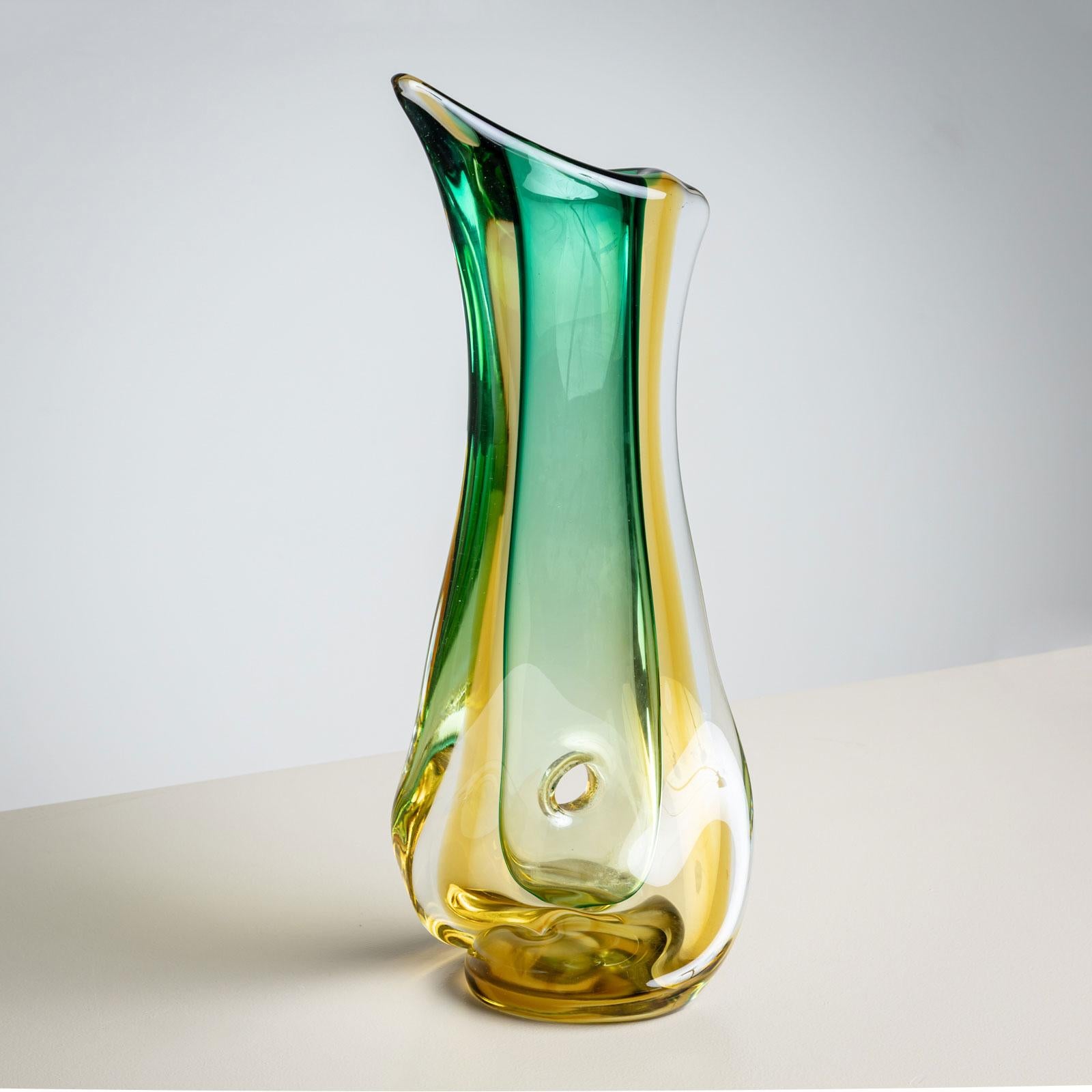 Mid-20th Century Green Glass Vase by Seguso Vetri d’Arte, Italy For Sale 1