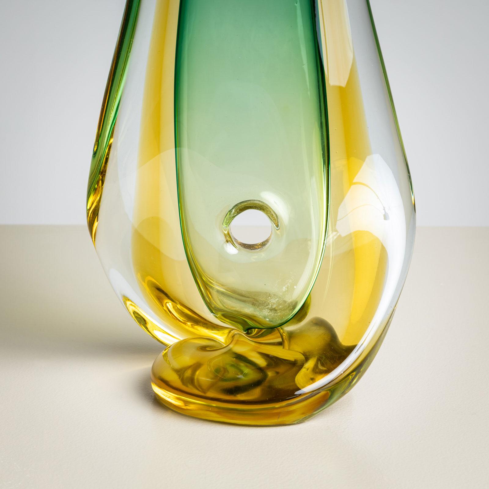 Mid-20th Century Green Glass Vase by Seguso Vetri d’Arte, Italy For Sale 2