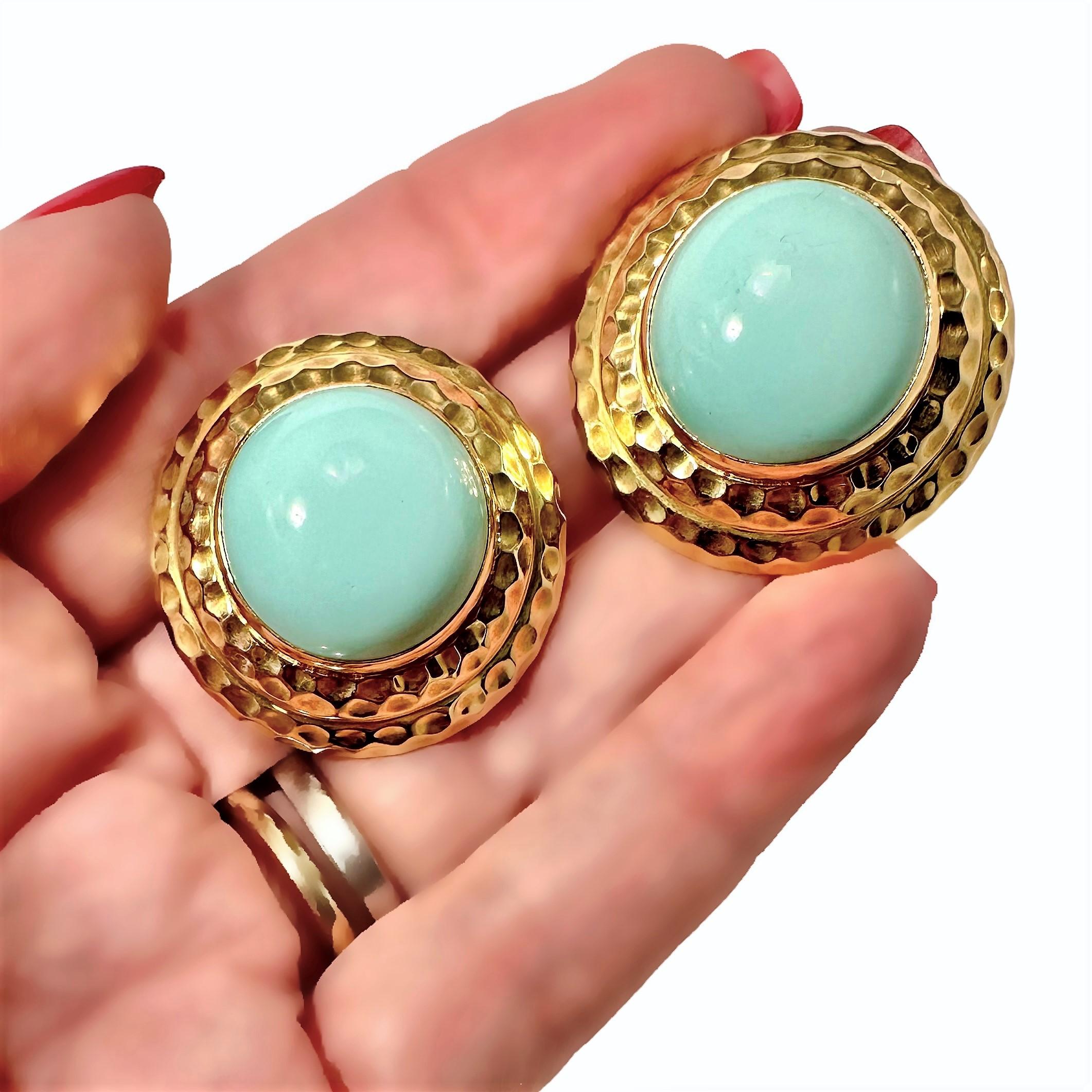 Mid-20th Century Hammered 18K Yellow Gold and Turquoise Earrings In Good Condition In Palm Beach, FL