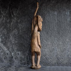 Figure africaine du milieu du 20e siècle sculptée à la main