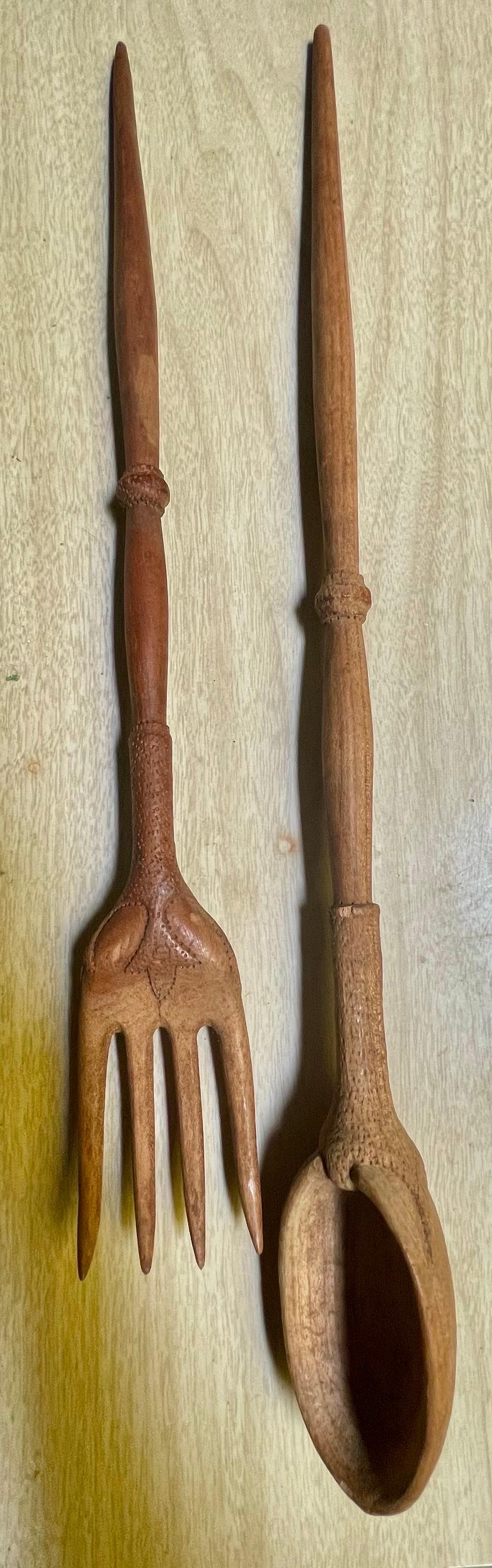 Cuchara y tenedor de ensalada franceses de mediados del siglo xx tallados a mano Pr Folk Art Claw en venta 2