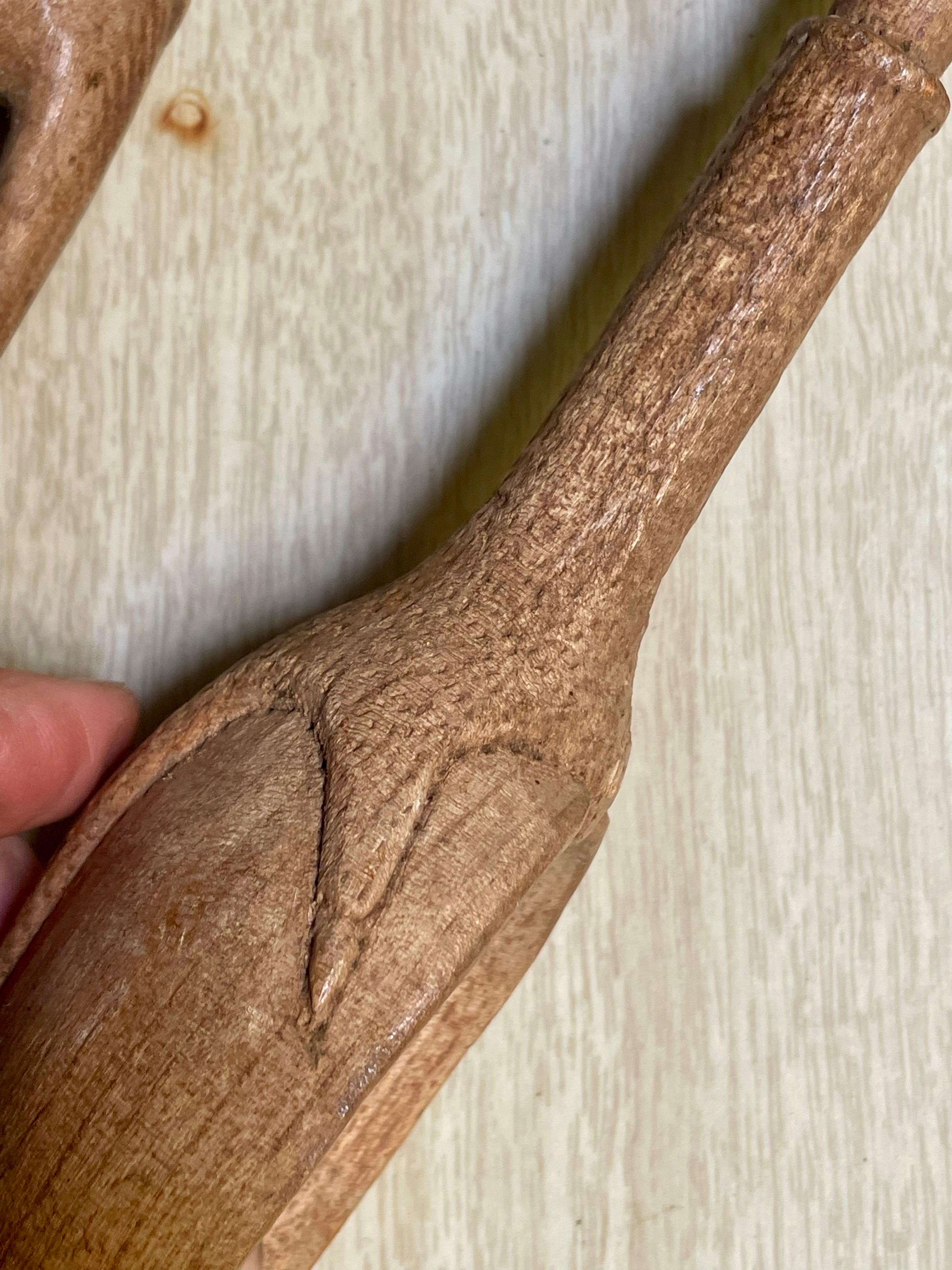 Cuchara y tenedor de ensalada franceses de mediados del siglo xx tallados a mano Pr Folk Art Claw en venta 4