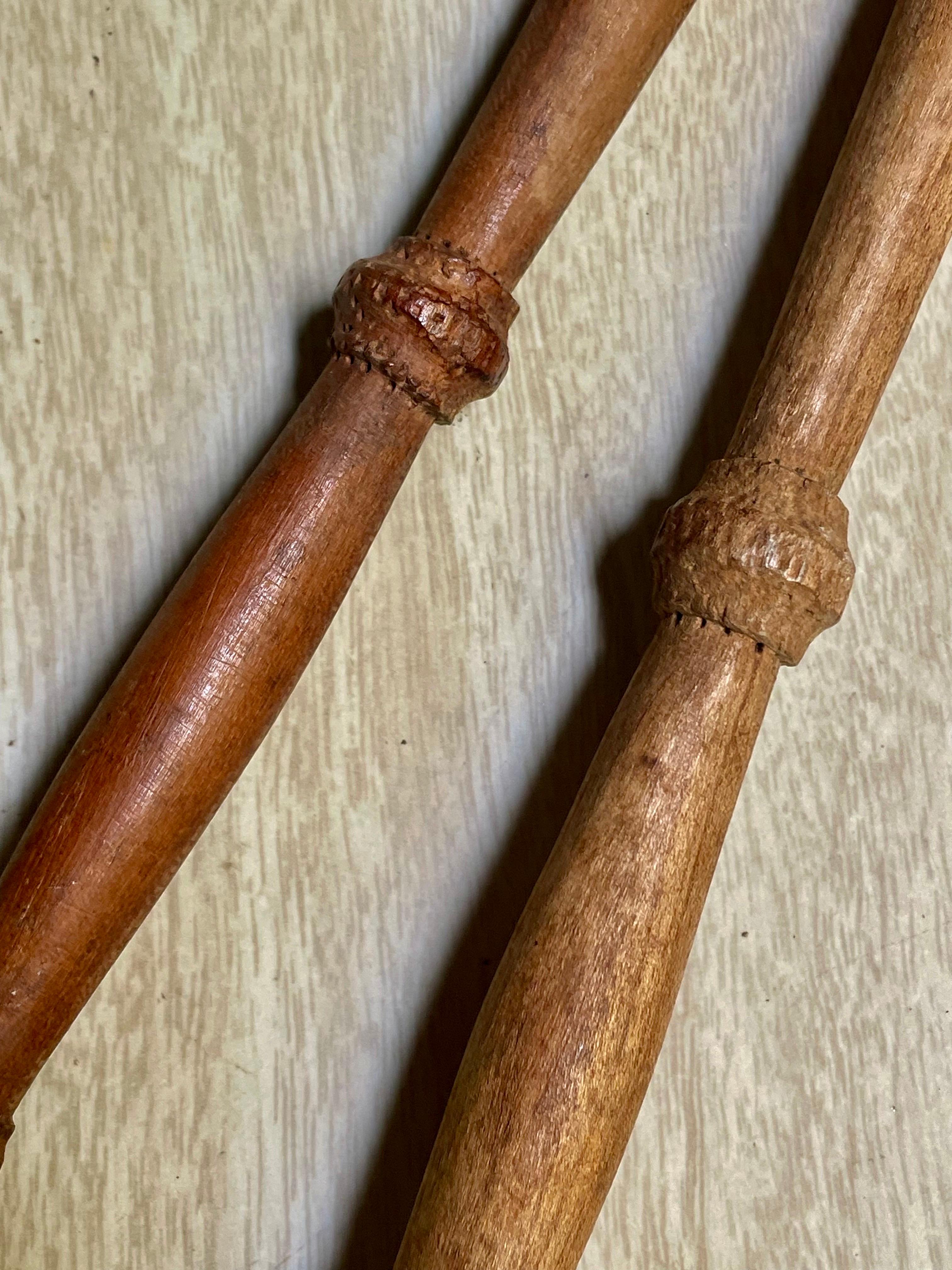 Cuchara y tenedor de ensalada franceses de mediados del siglo xx tallados a mano Pr Folk Art Claw en venta 9