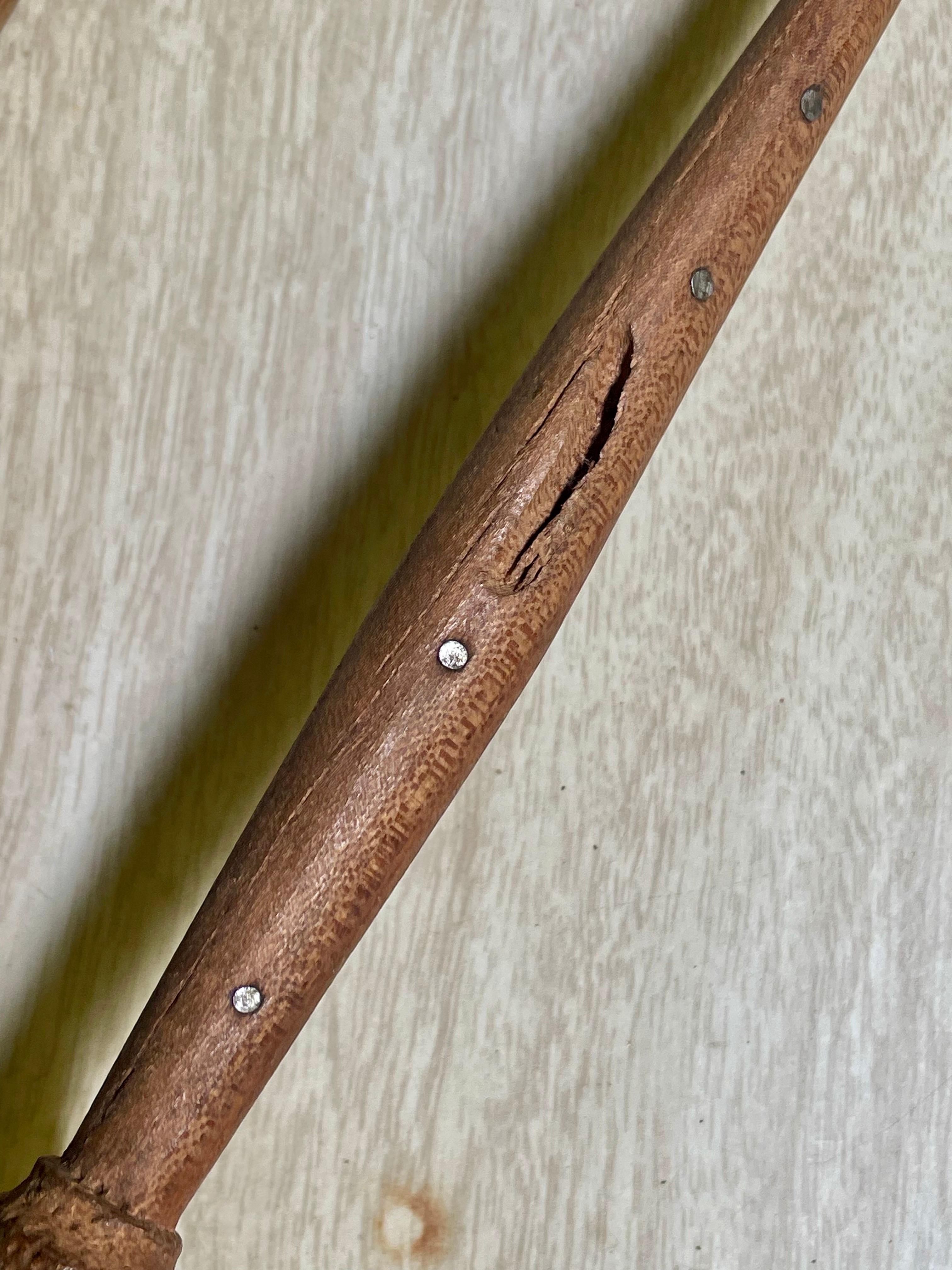 Cuchara y tenedor de ensalada franceses de mediados del siglo xx tallados a mano Pr Folk Art Claw Artes y manualidades en venta