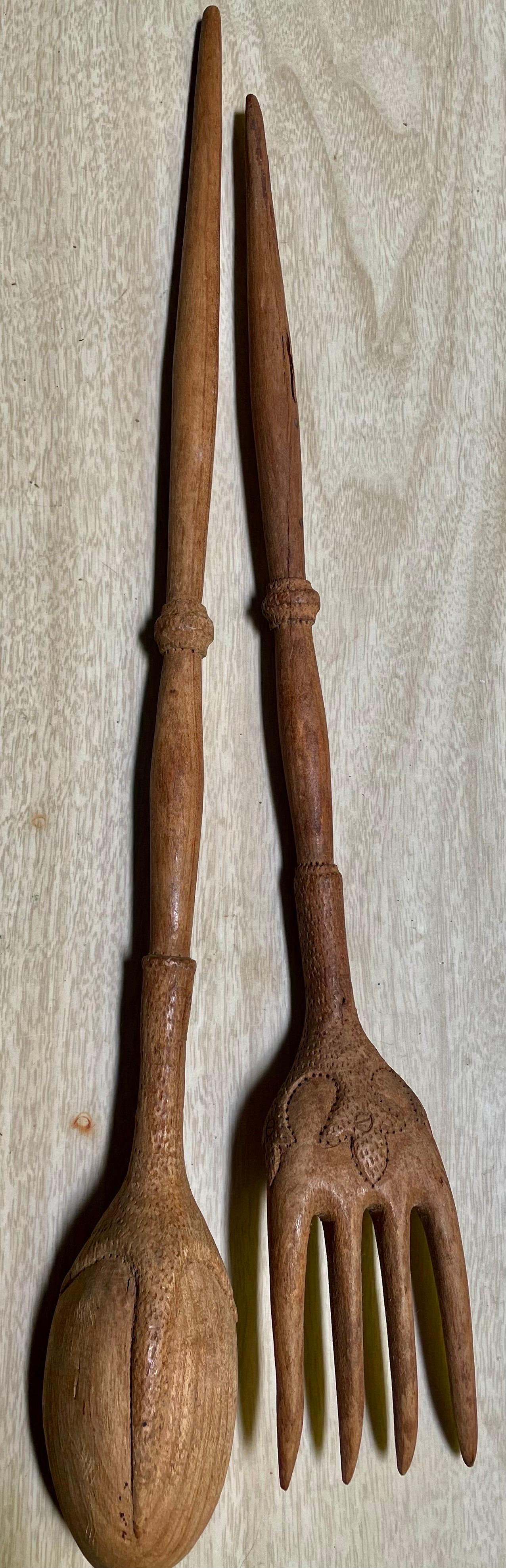 Cuchara y tenedor de ensalada franceses de mediados del siglo xx tallados a mano Pr Folk Art Claw Tallado en venta