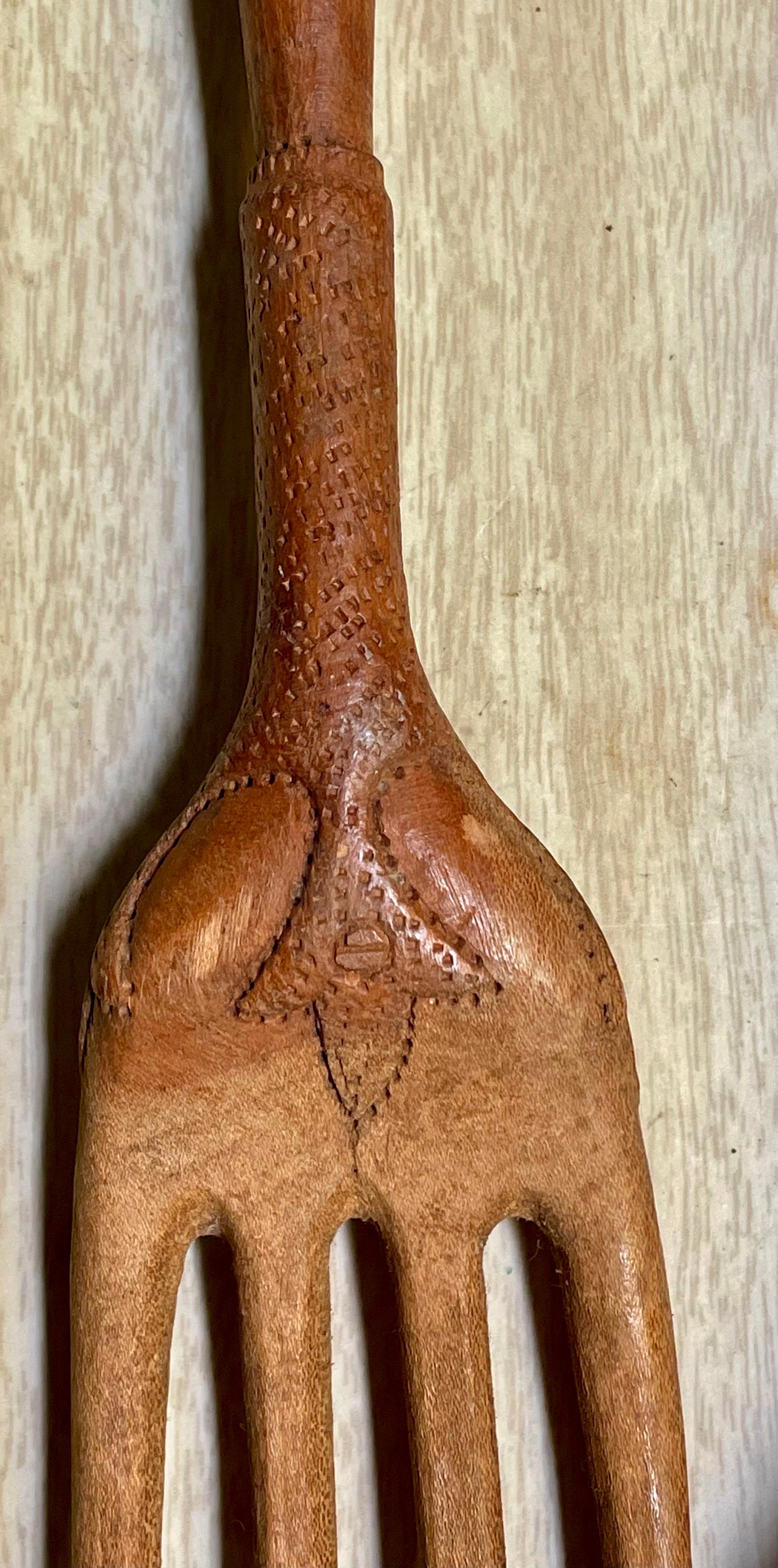 Cuchara y tenedor de ensalada franceses de mediados del siglo xx tallados a mano Pr Folk Art Claw siglo XX en venta